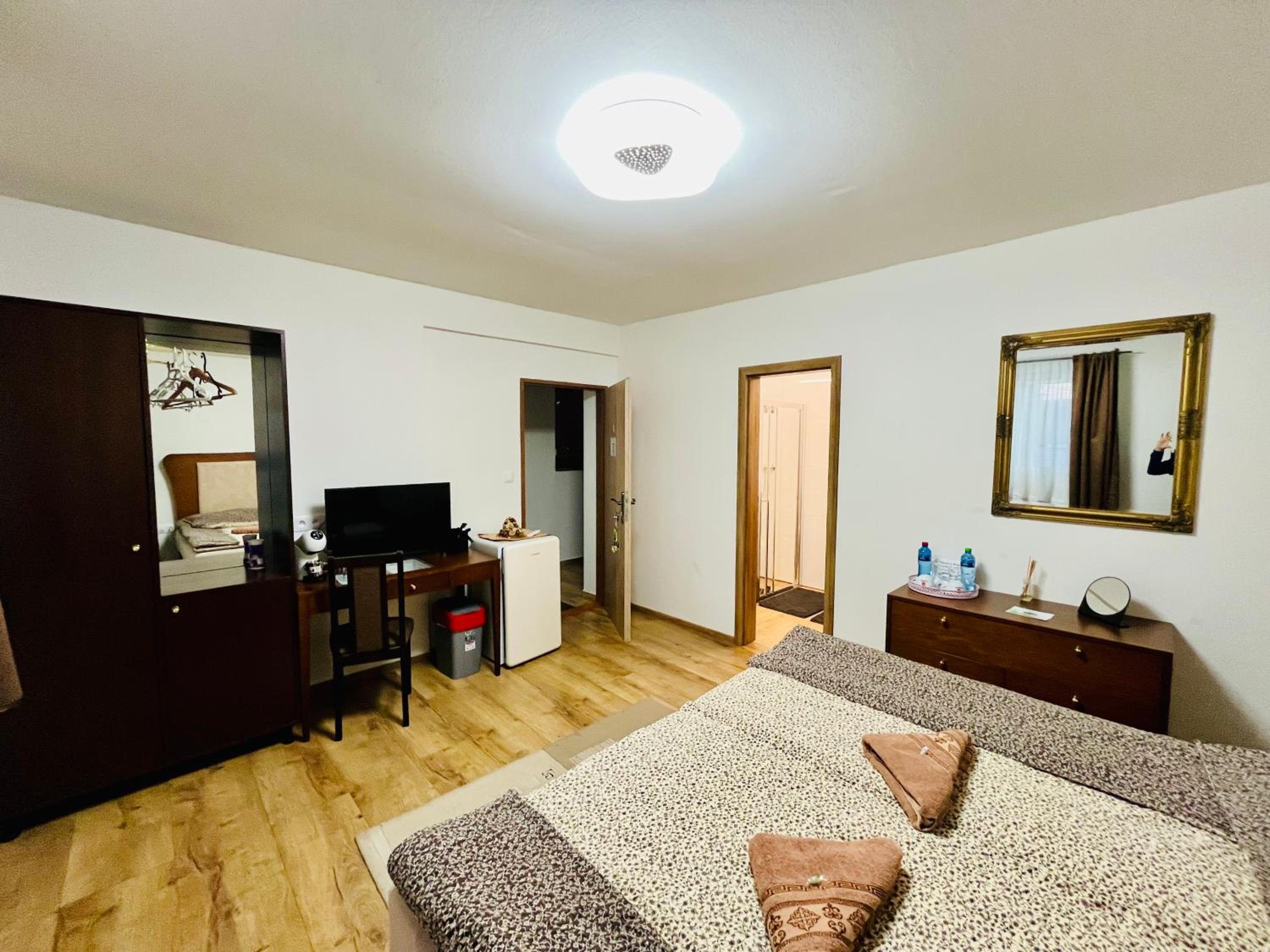 Standard King Room - Photo 21