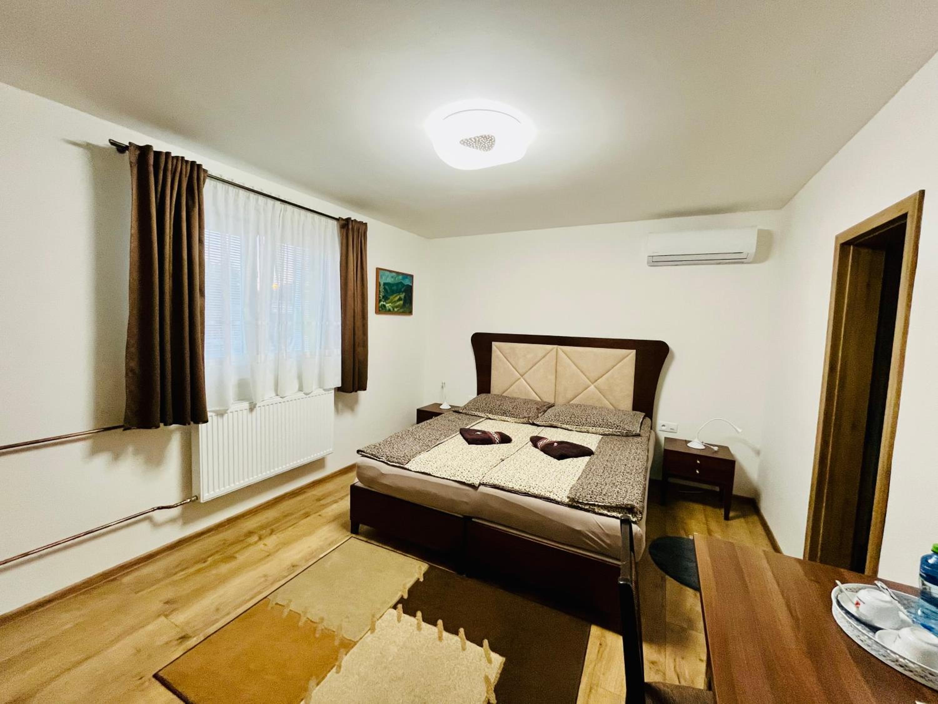 Standard King Room - Photo 15