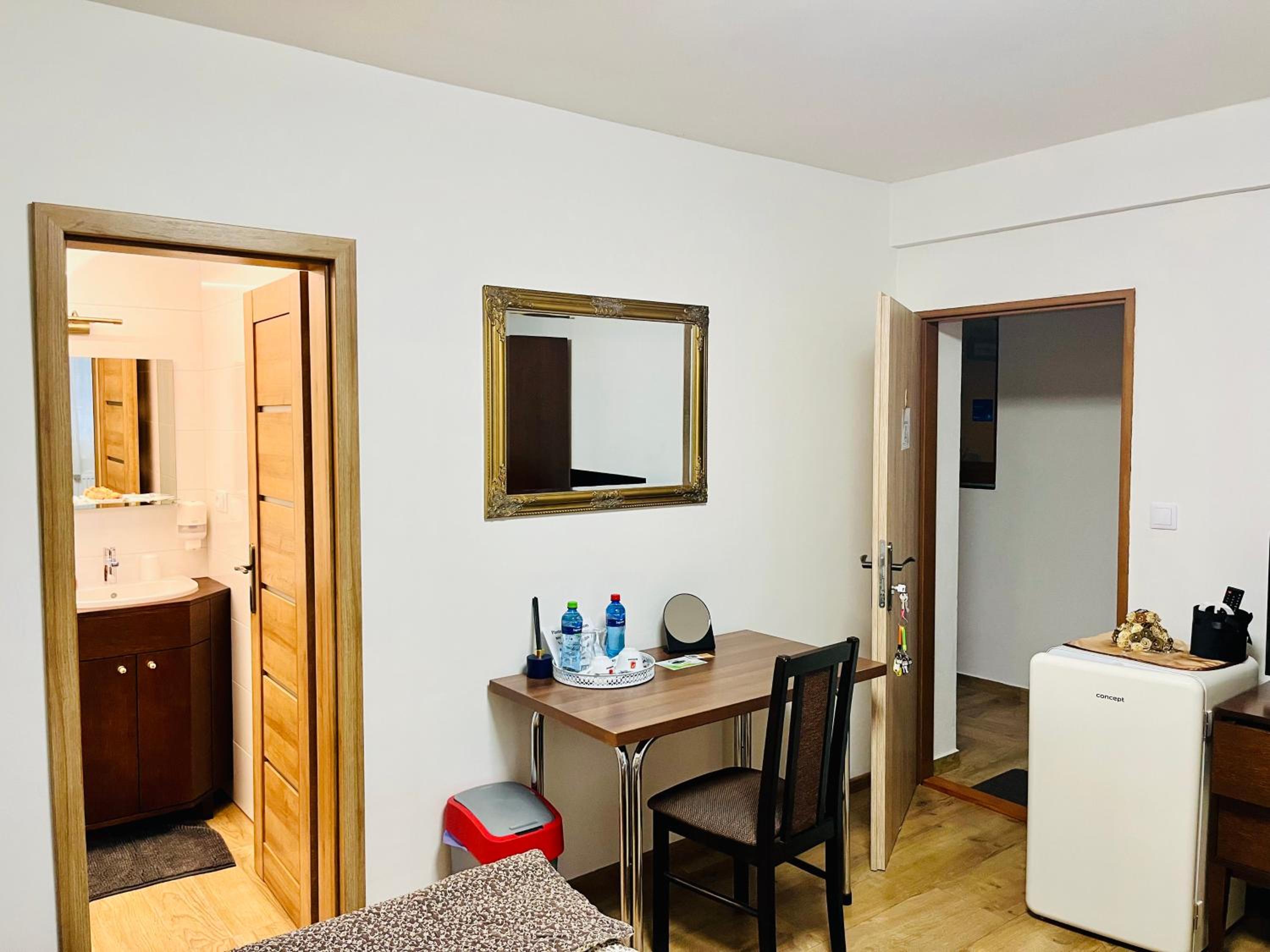 Standard King Room - Photo 7