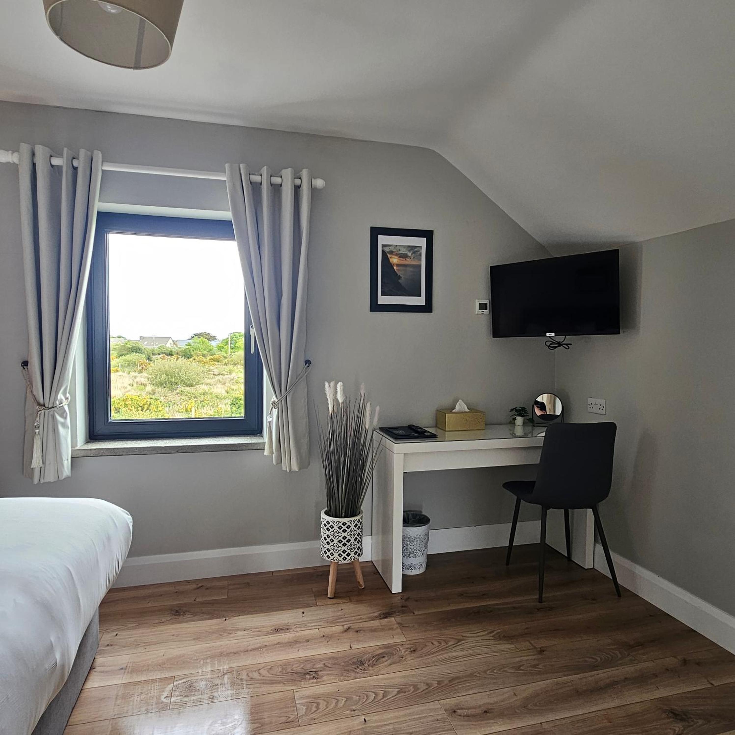 Double or Twin Room with Sea View - Photo 10