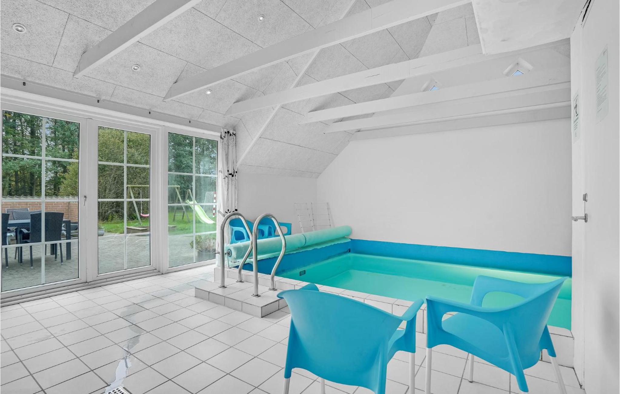 Six-Bedroom Holiday Home photo 2