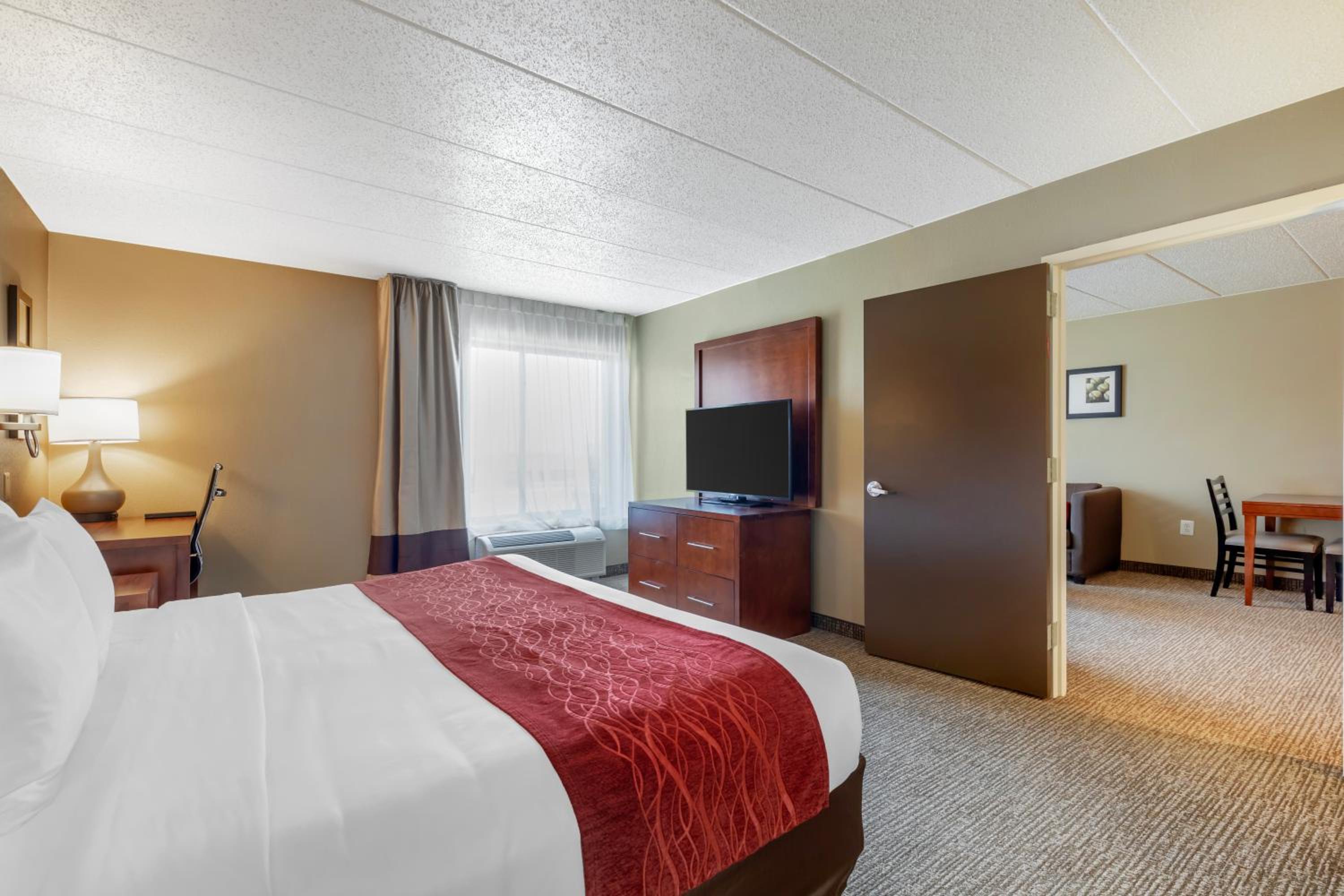King Suite - Accessible/Non-Smoking - Photo 2