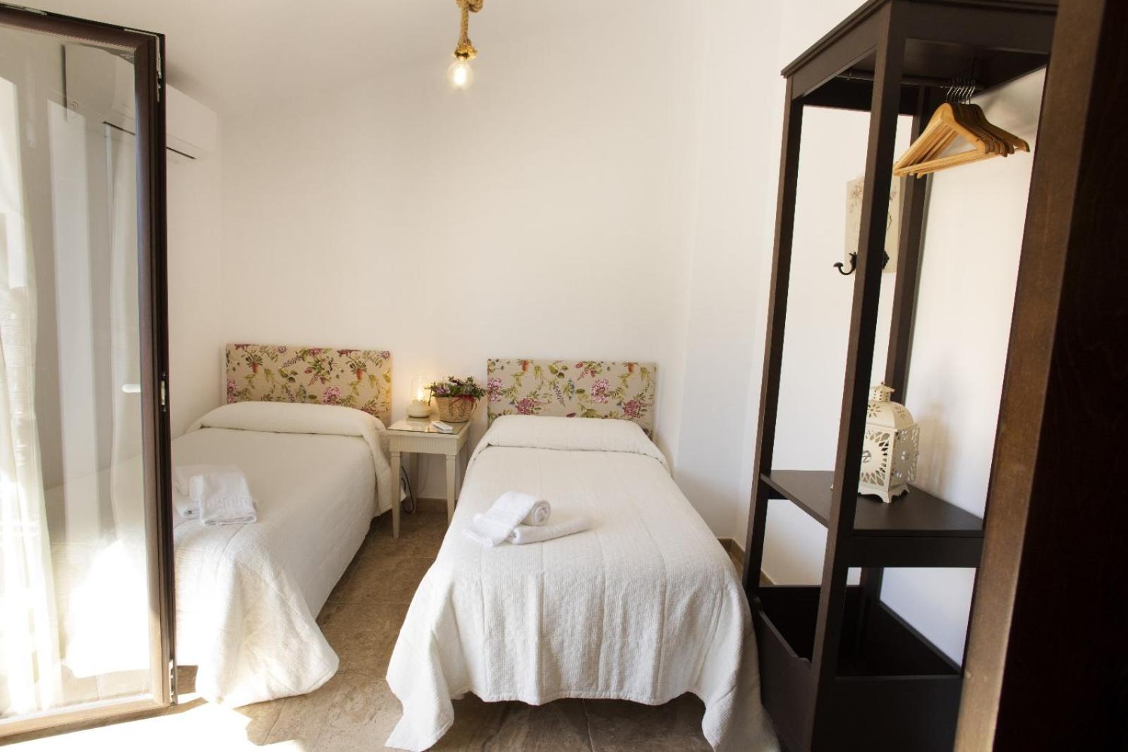 Standard Twin Room with Mountain View - Photo 4