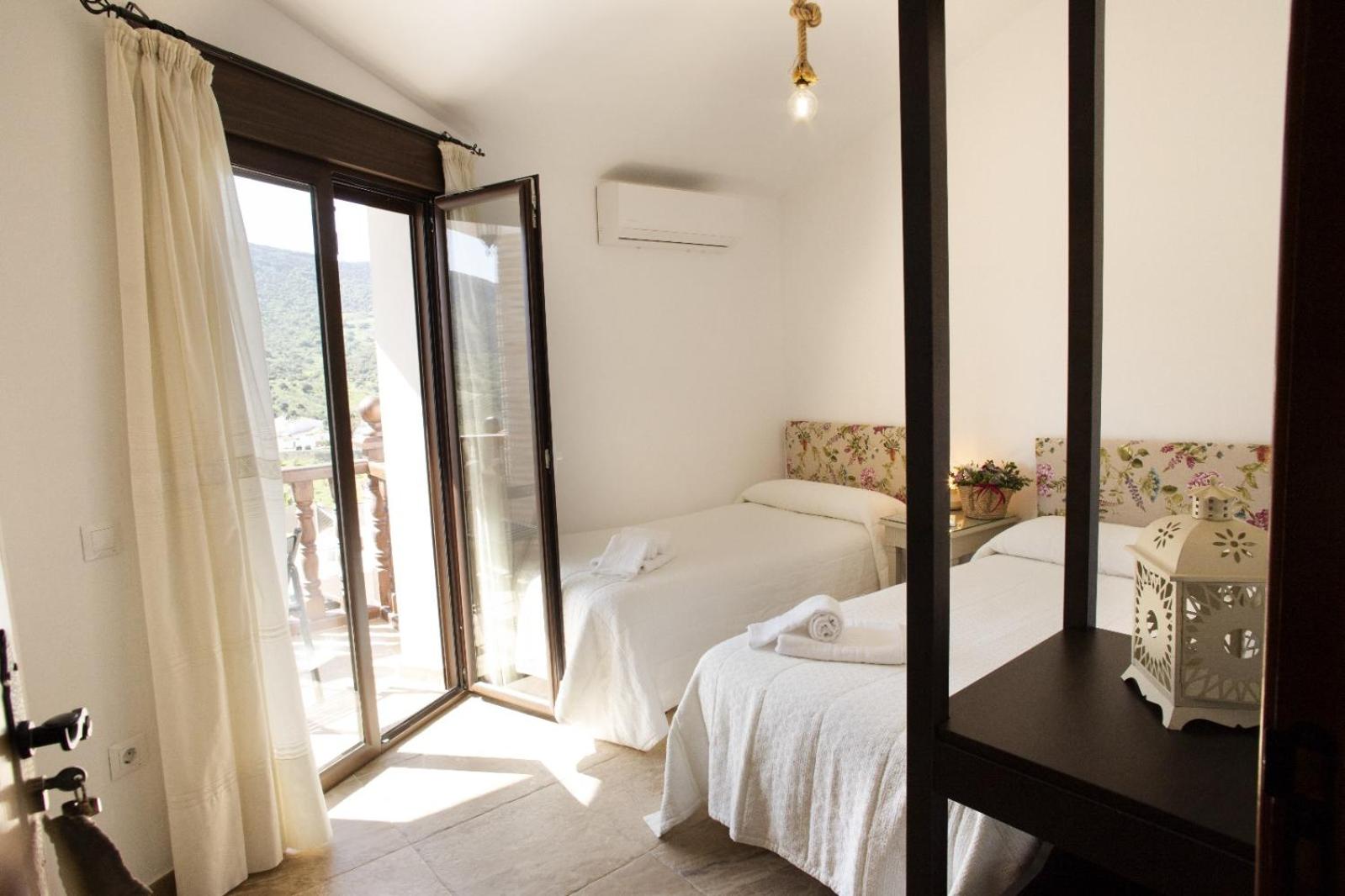 Standard Twin Room with Mountain View - Photo 5