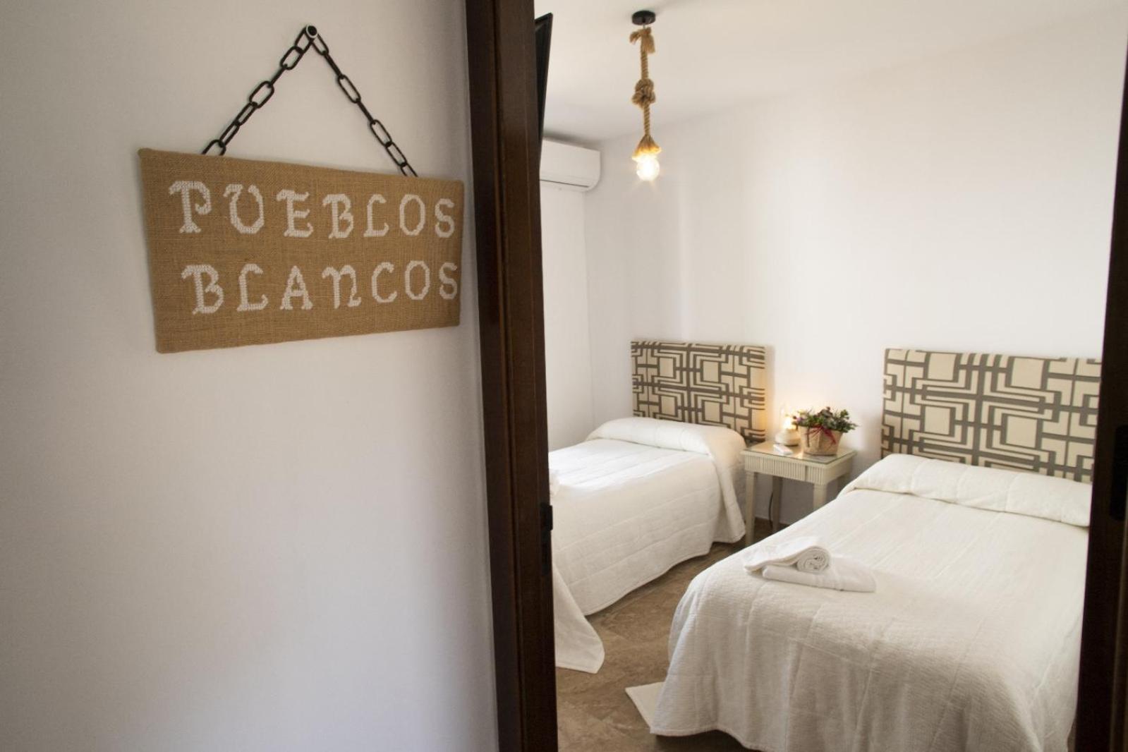 Twin Room with Private Bathroom - Photo 2