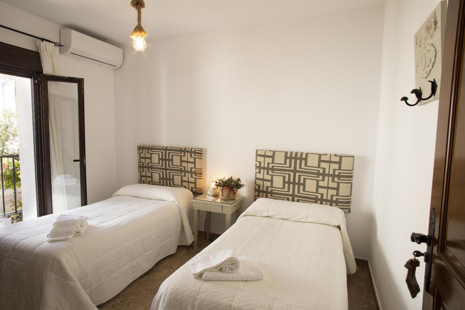 Twin Room with Private Bathroom - Photo 3