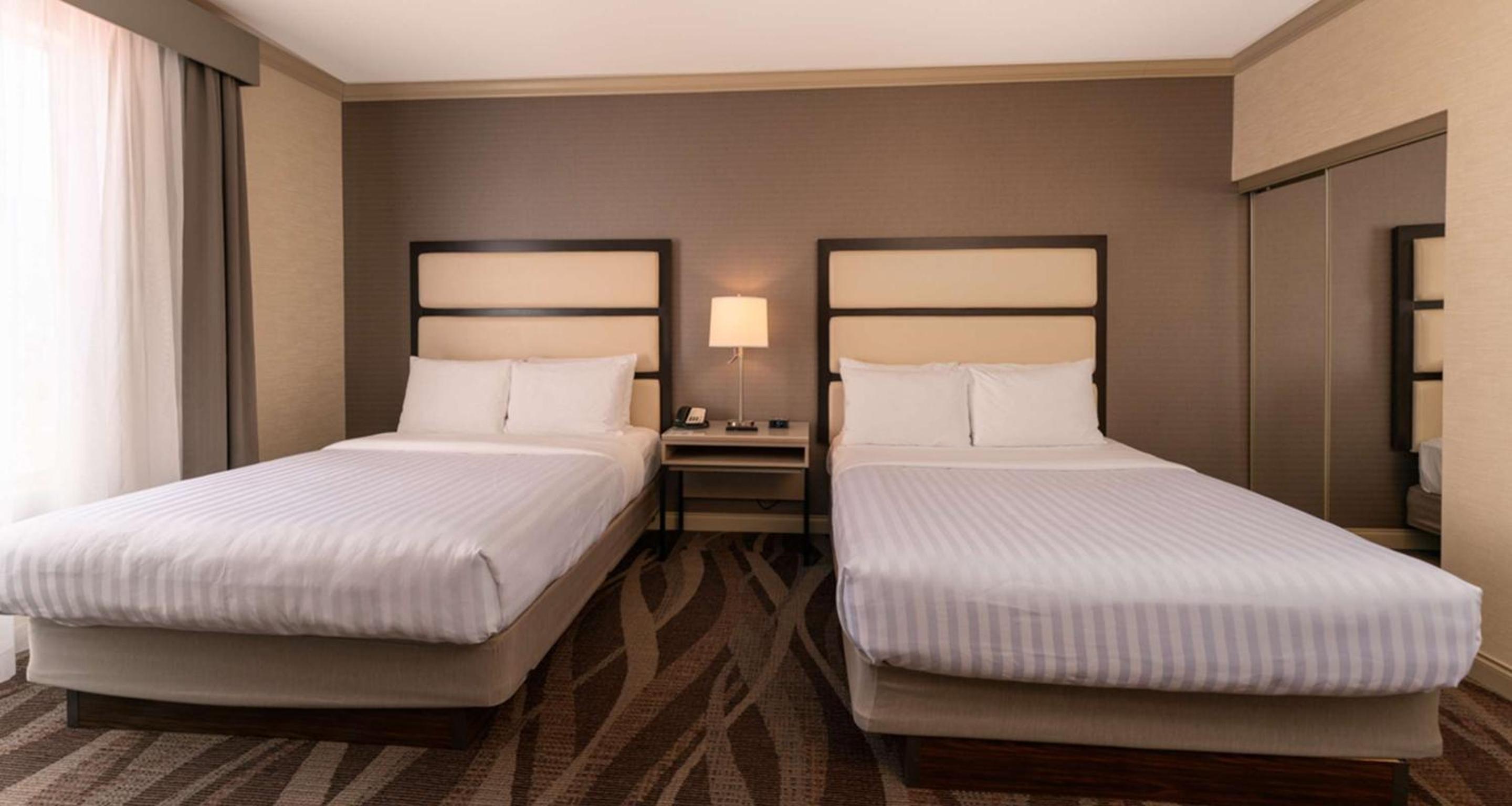 Queen Suite with Lake View