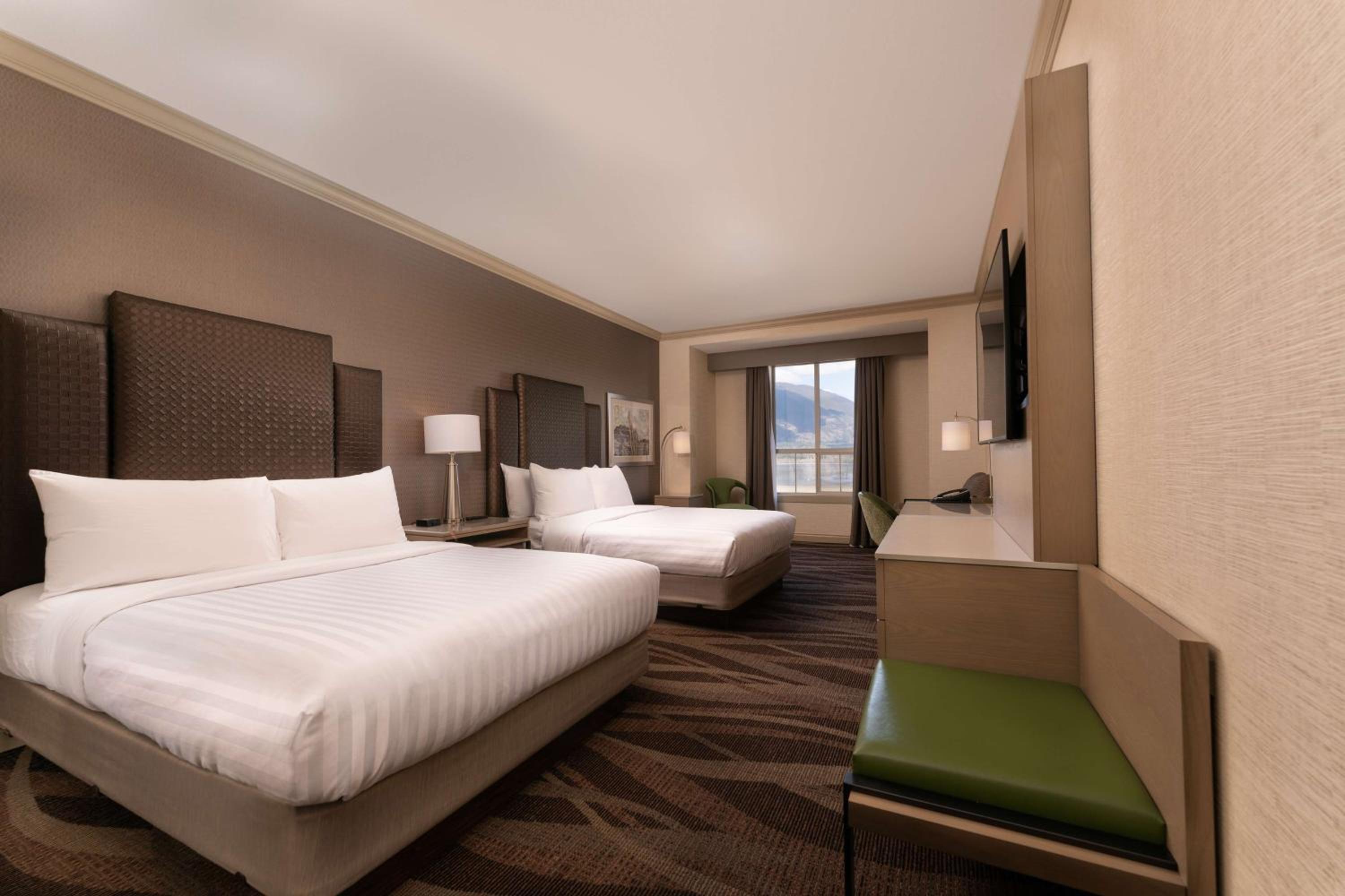 Queen Room with Two Queen Beds - Lake View