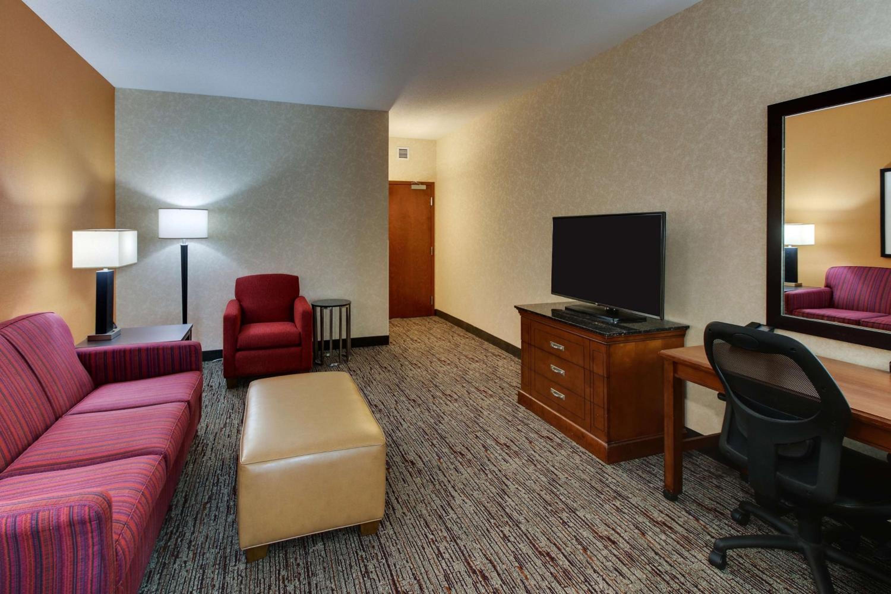 King Suite with Sofa Bed - Accessible, Tub photo 2