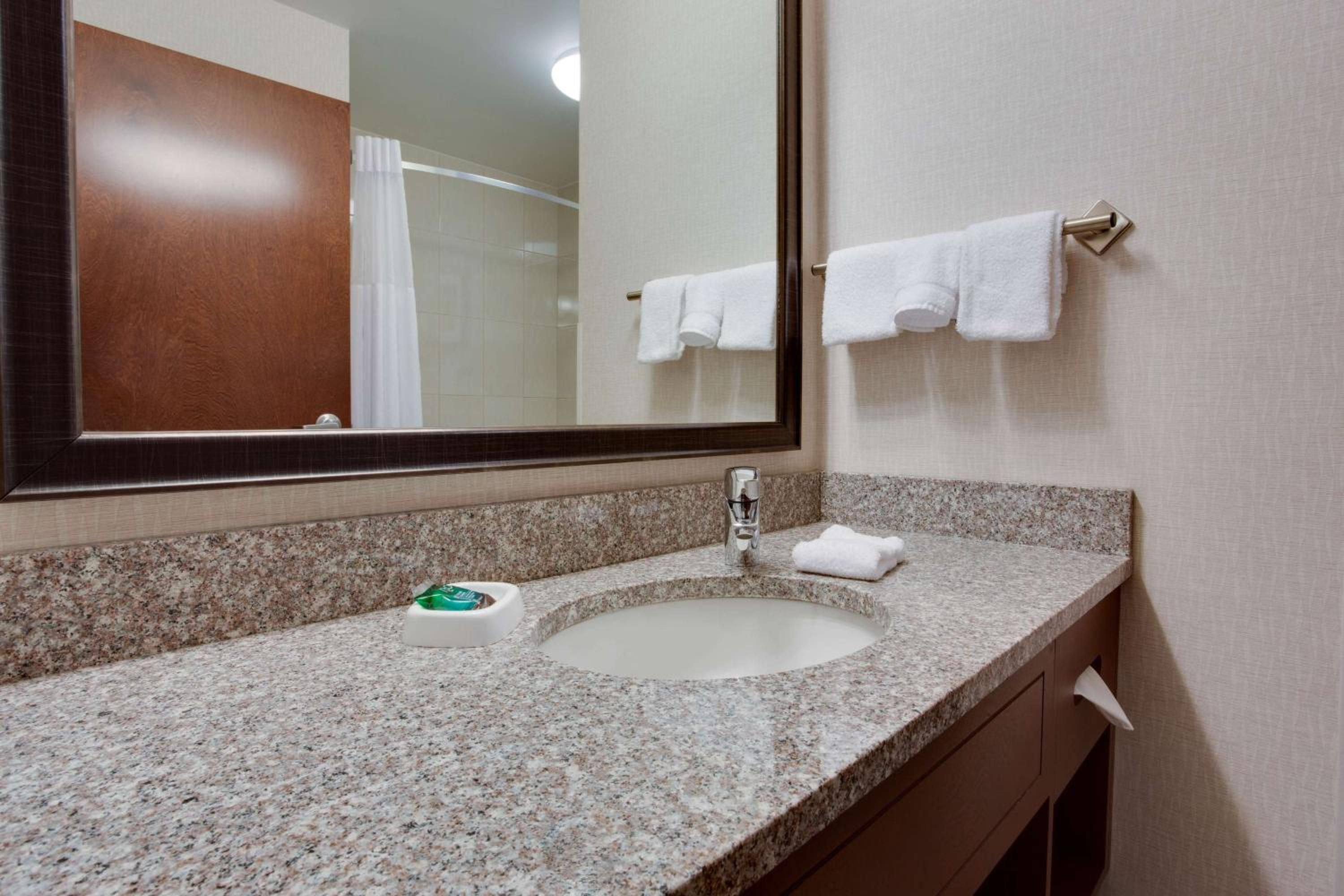 Deluxe Queen Room with Two Queen Beds - High Floor photo 3