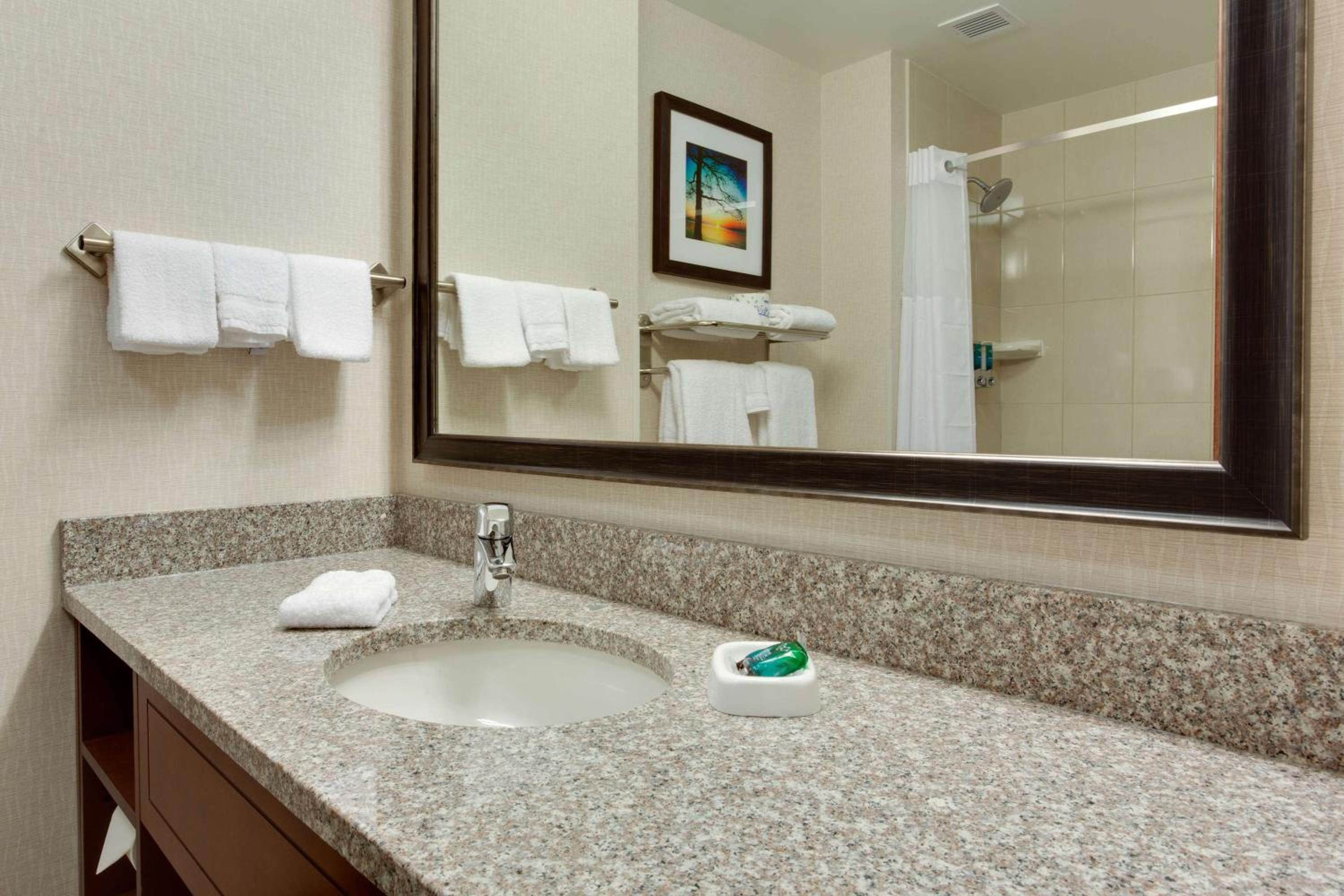 Deluxe Queen Room with Two Queen Beds - High Floor photo 2