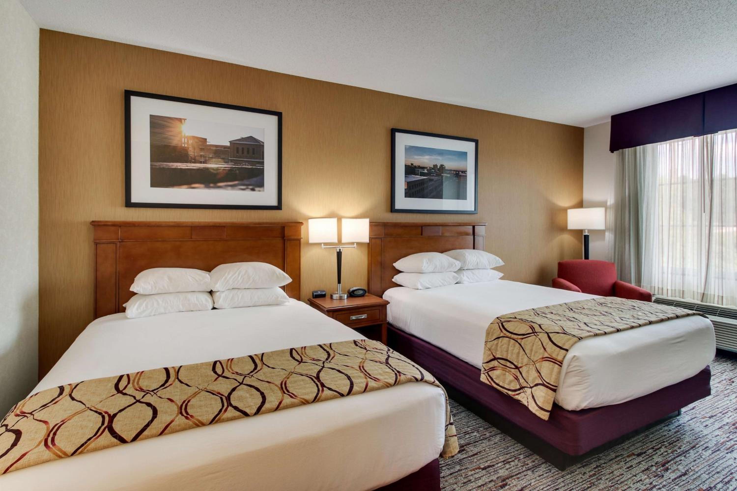 Deluxe Queen Room with Two Queen Beds - Photo 3