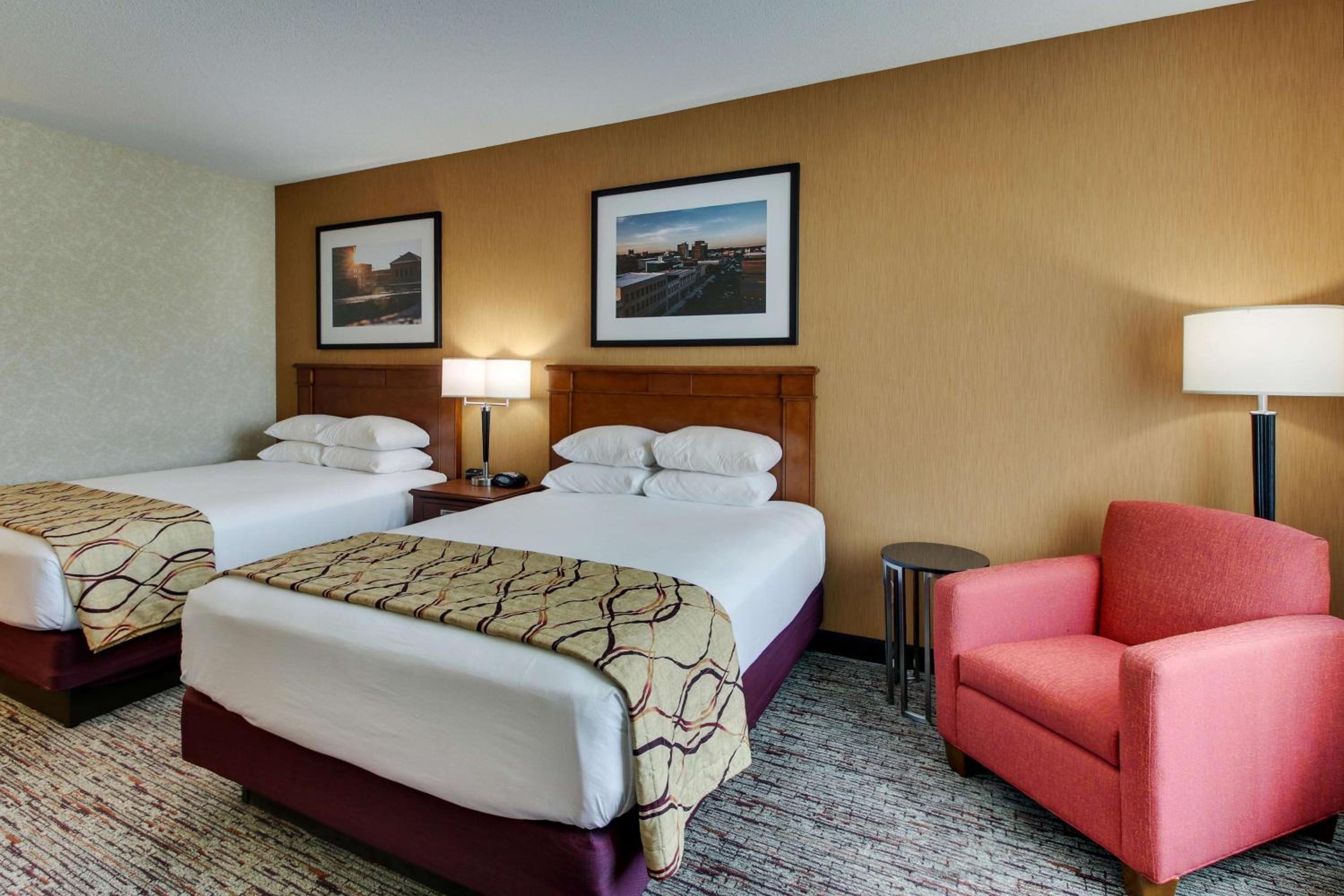 Deluxe Queen Room with Two Queen Beds - Photo 4