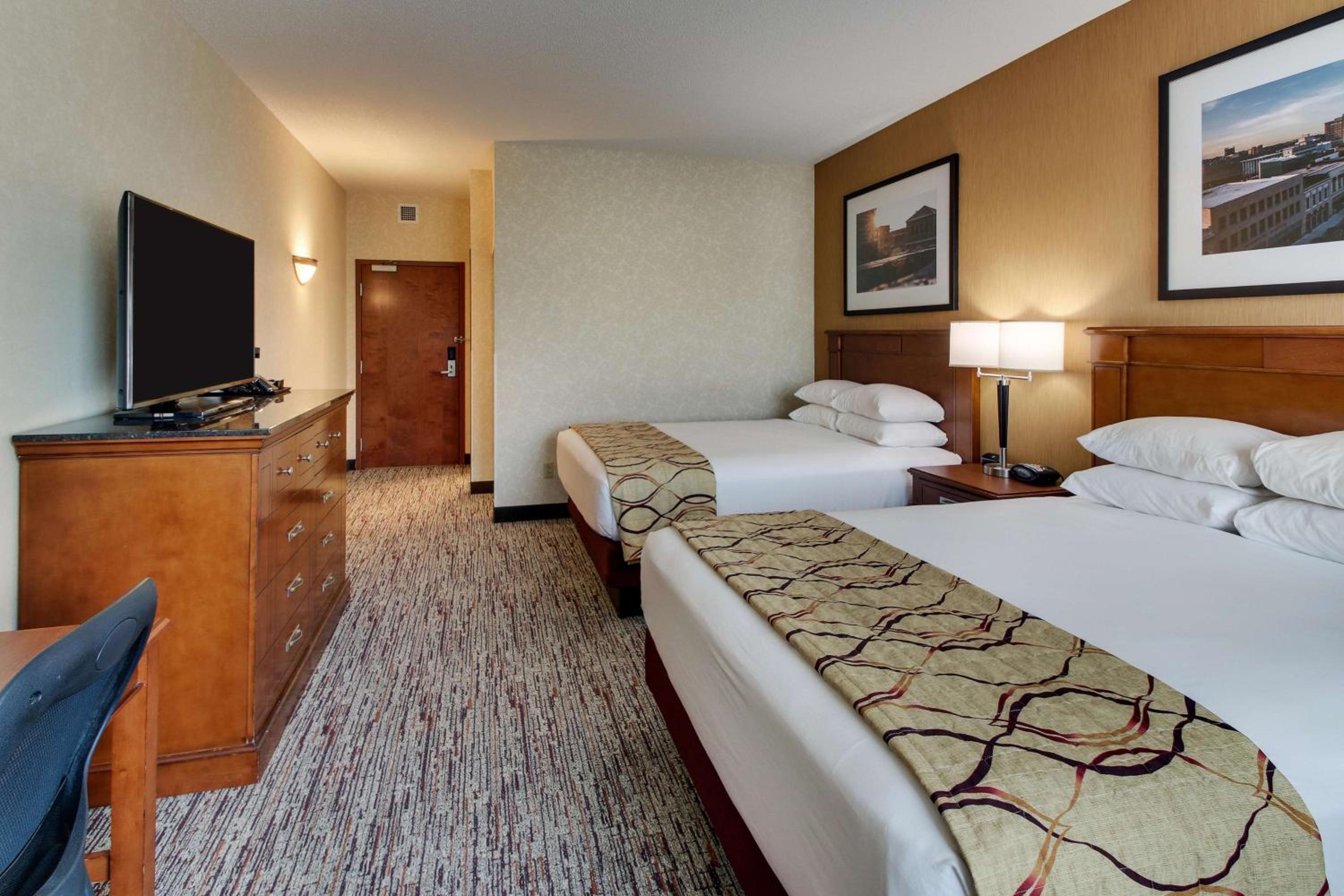 Deluxe Queen Room with Two Queen Beds - Photo 5