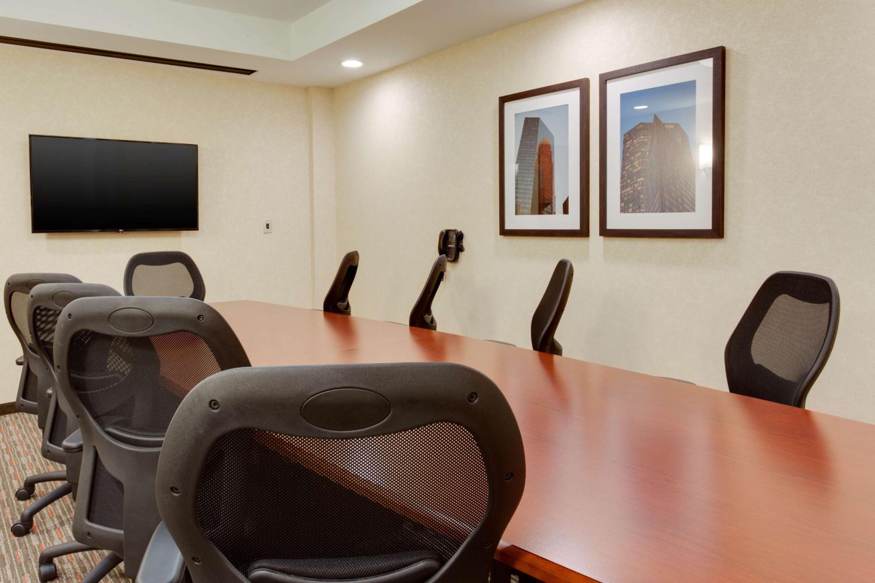 King Meeting Suite with Board Room Table, 2 Rooms - Hearing Accessible , Tub photo 2