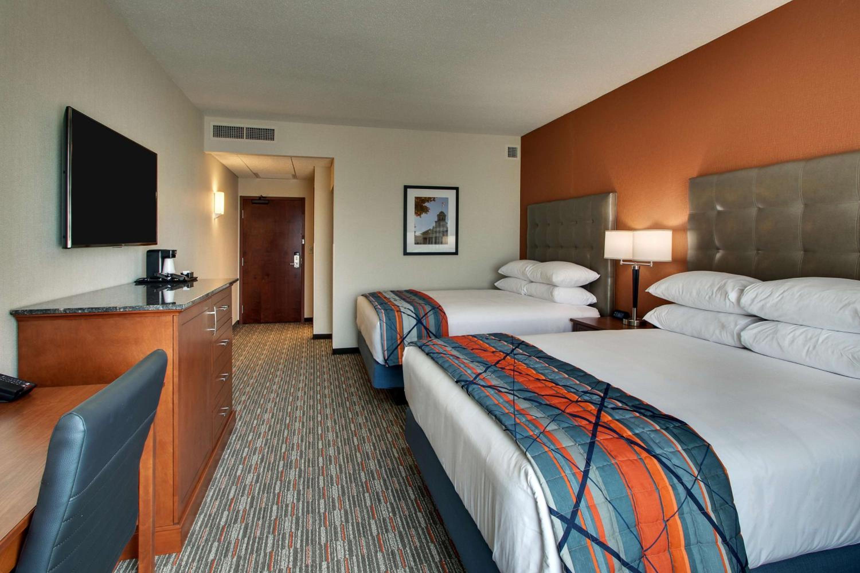 Superior Queen Room with Two Queen Beds - Accessible, Tub photo 2