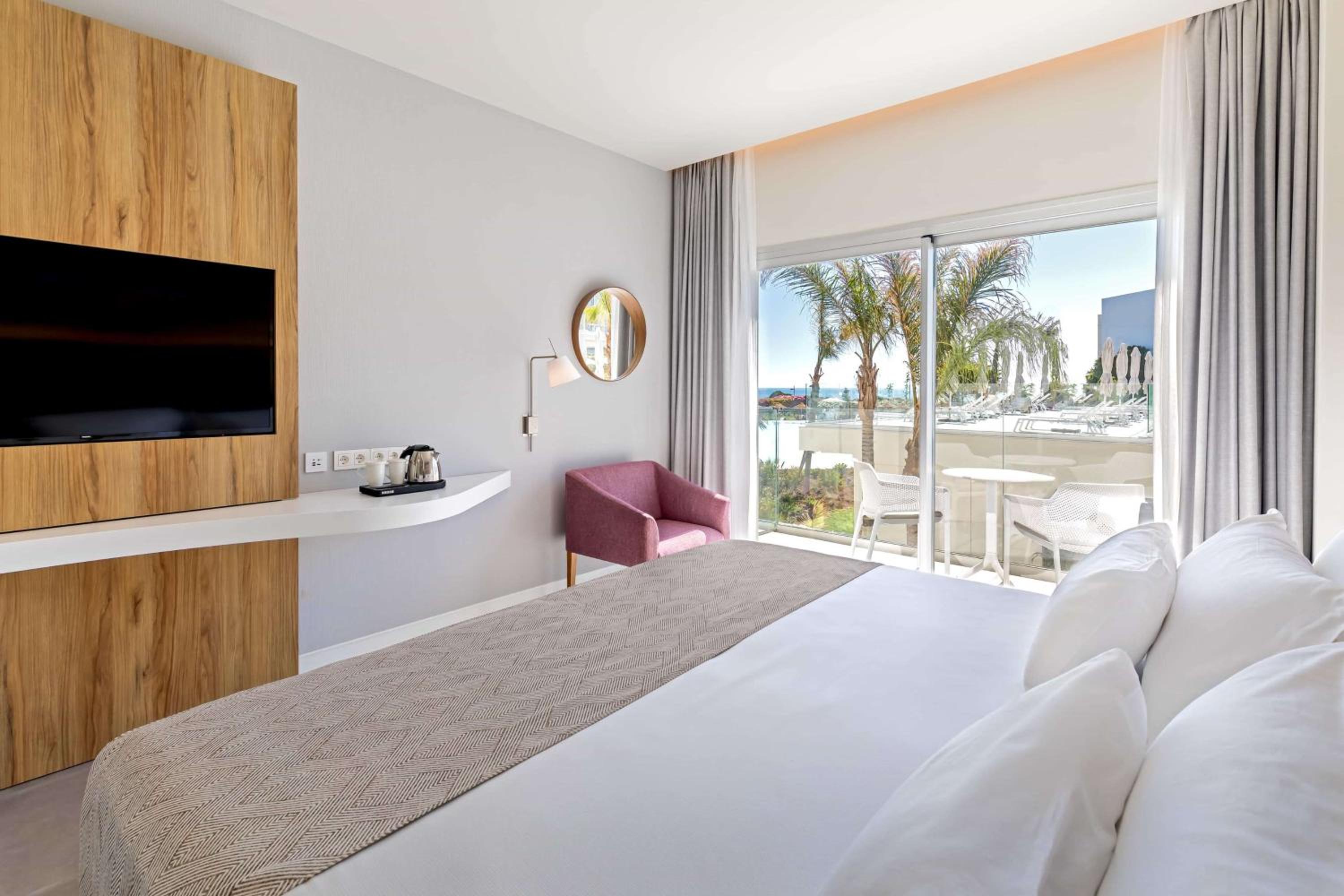 Double Or Twin Room With Side Sea View - Photo 1