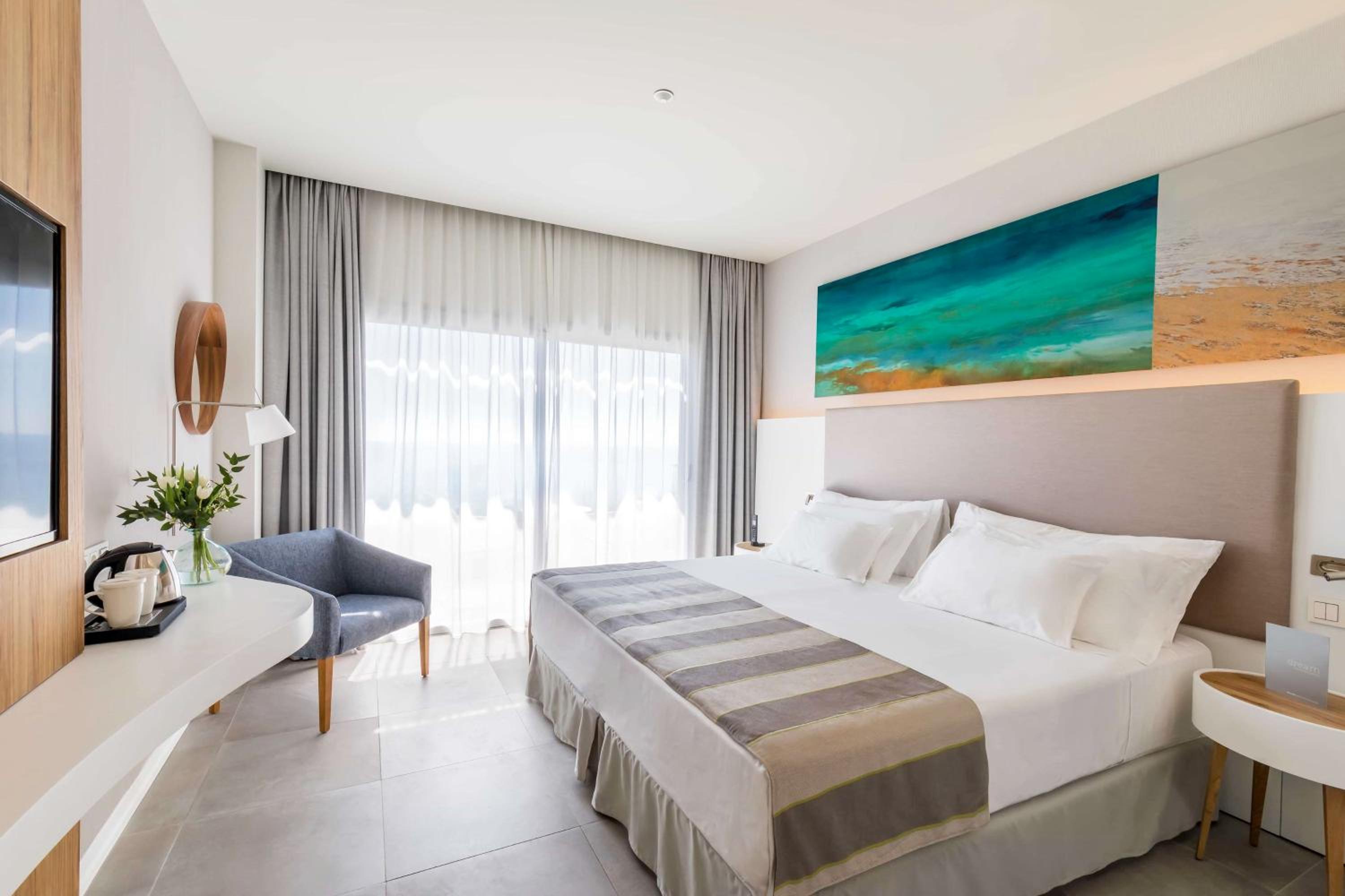 Double Or Twin Room With Side Sea View - Photo 2