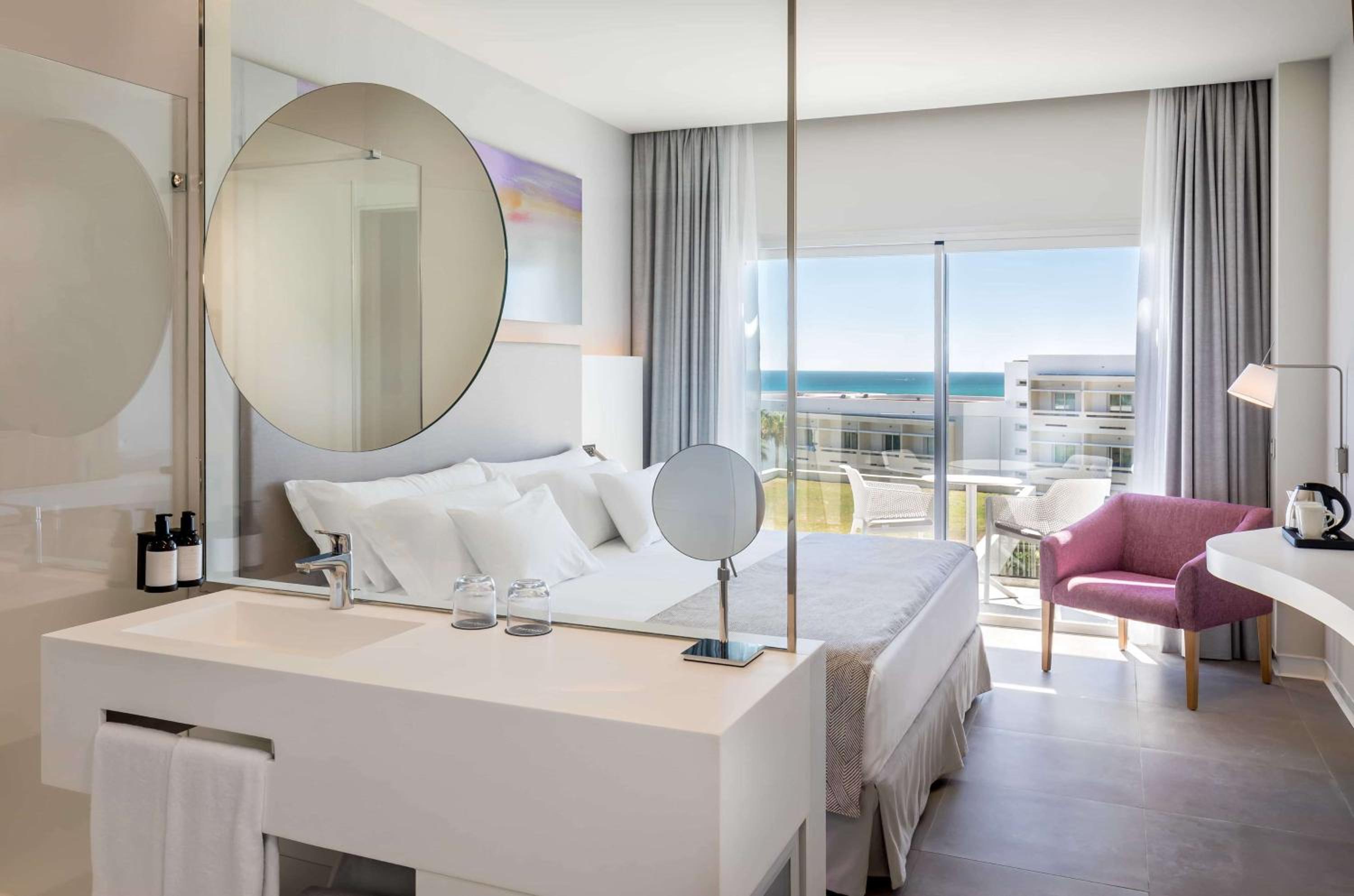 Double Or Twin Room With Side Sea View - Photo 4