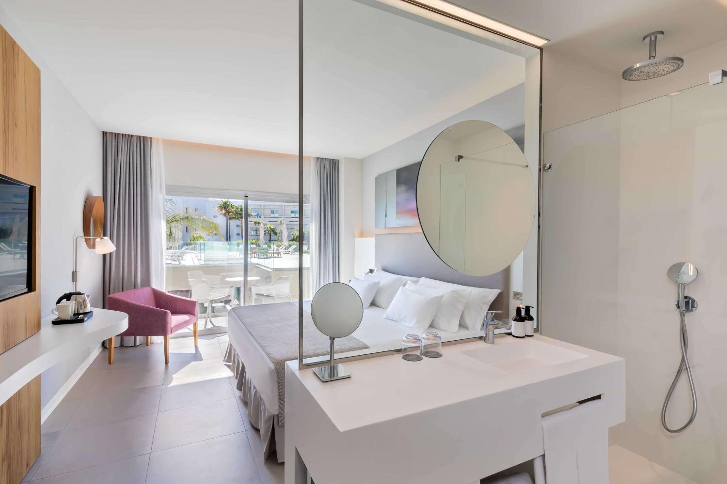 Double Or Twin Room With Pool View - Photo 13