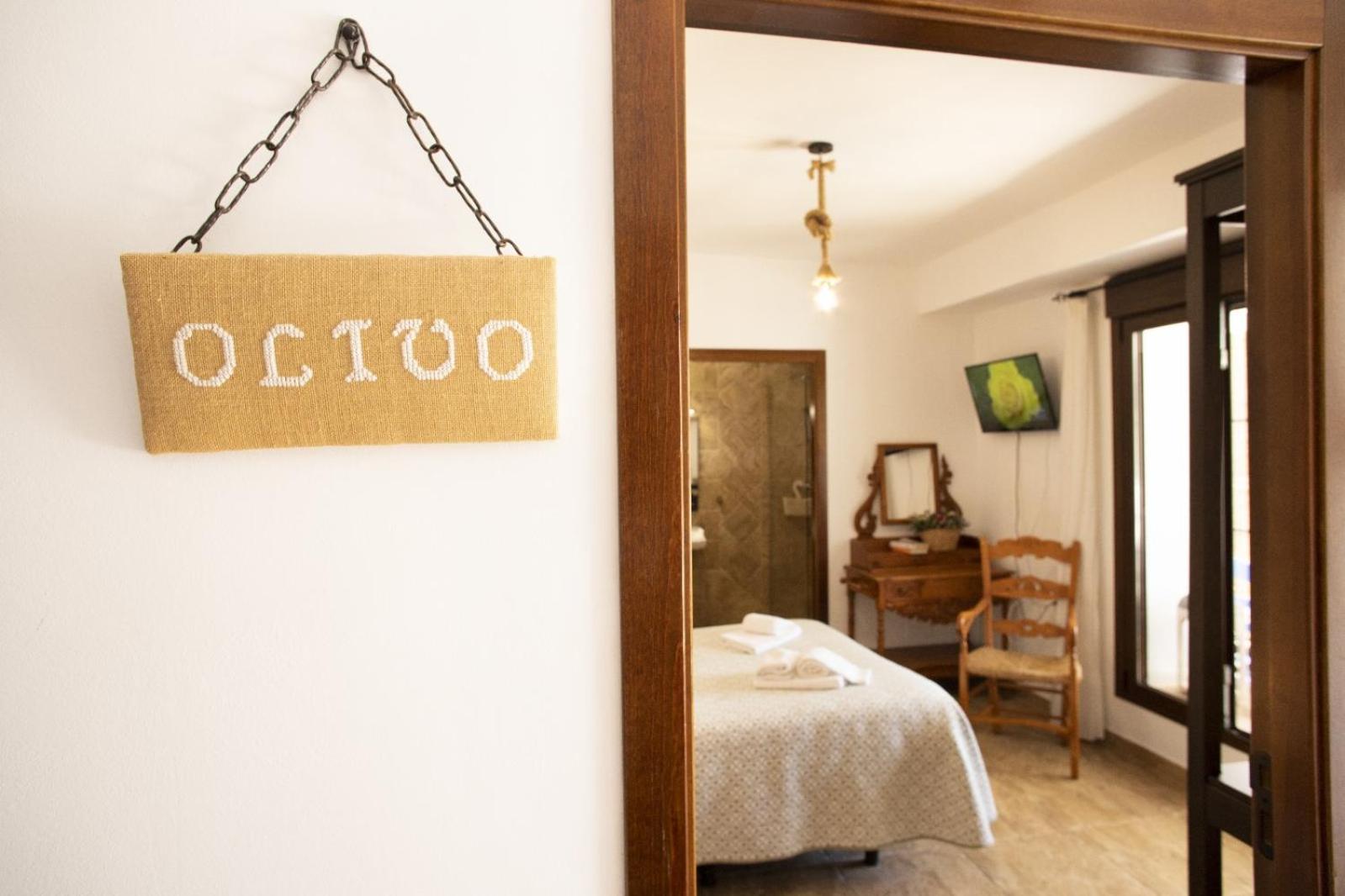 Double Room with Private Bathroom - Photo 2