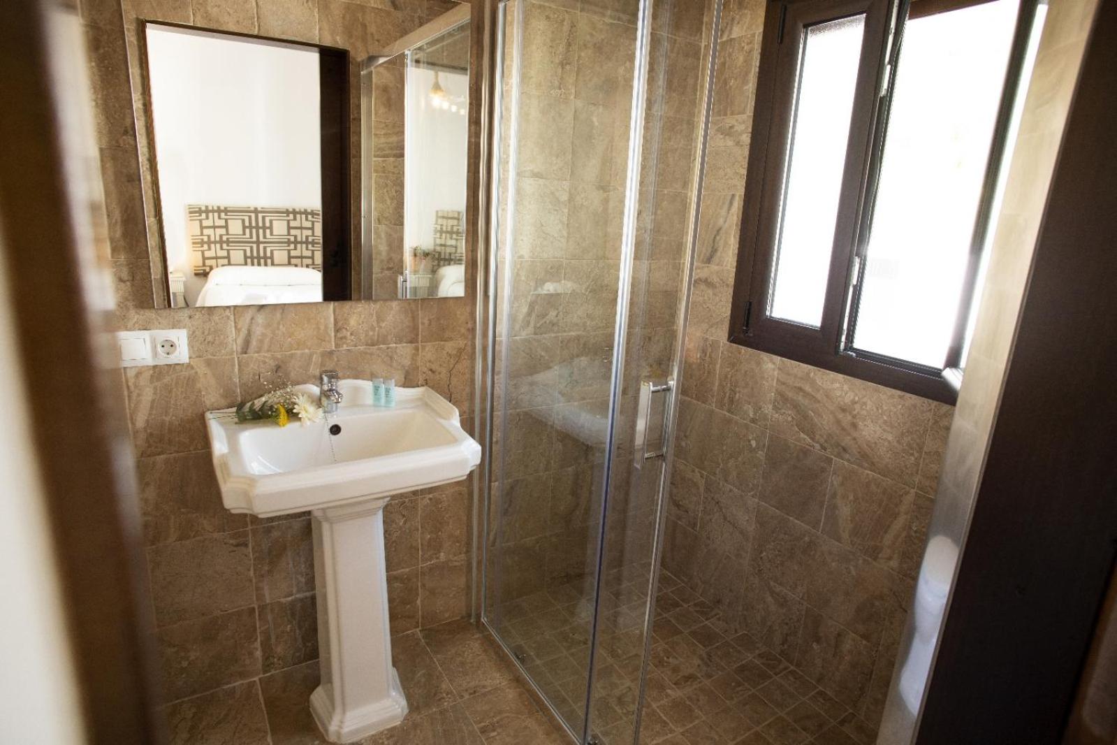 Twin Room with Private Bathroom - Photo 4