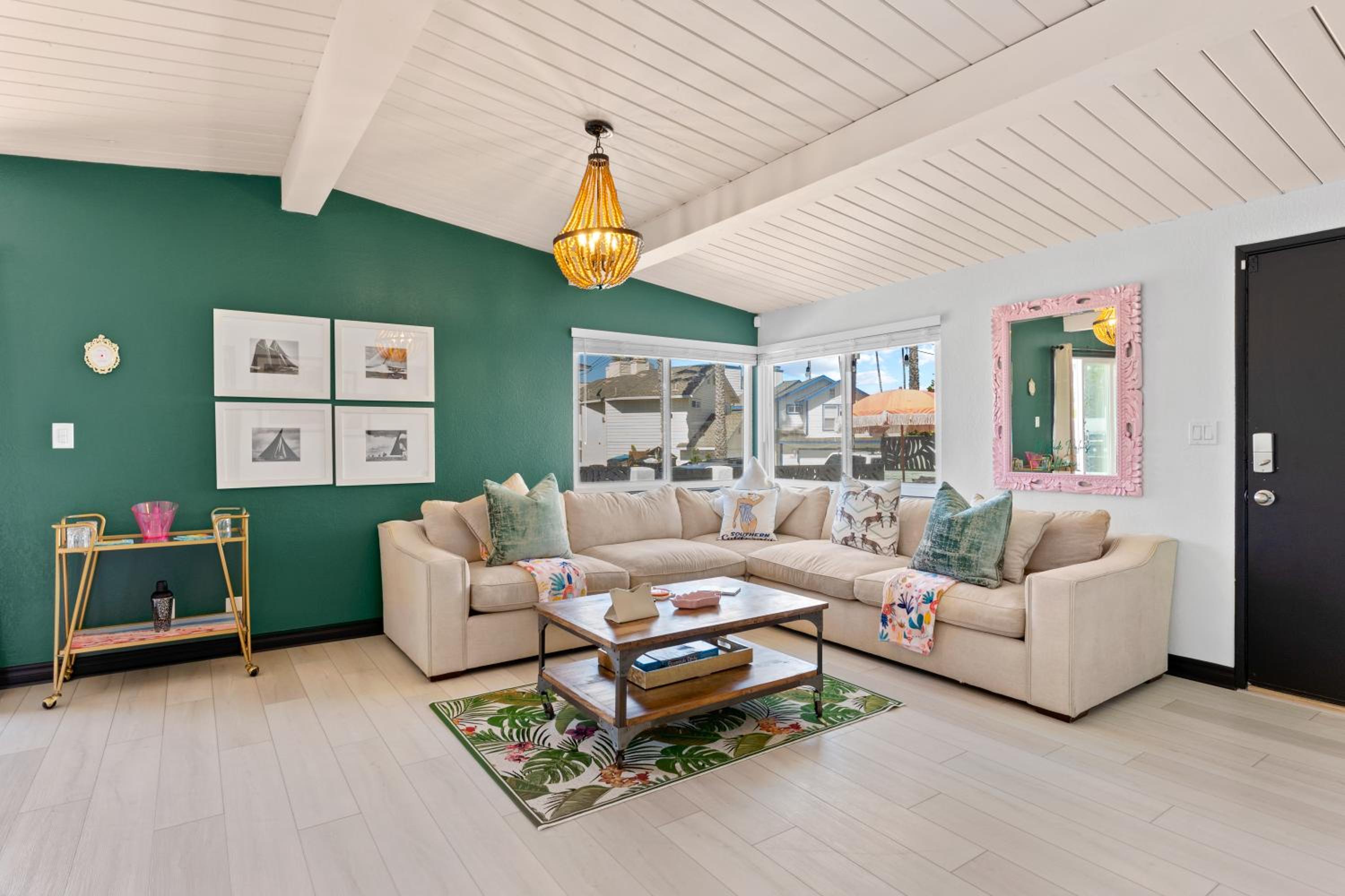 Six-Bedroom House photo 2