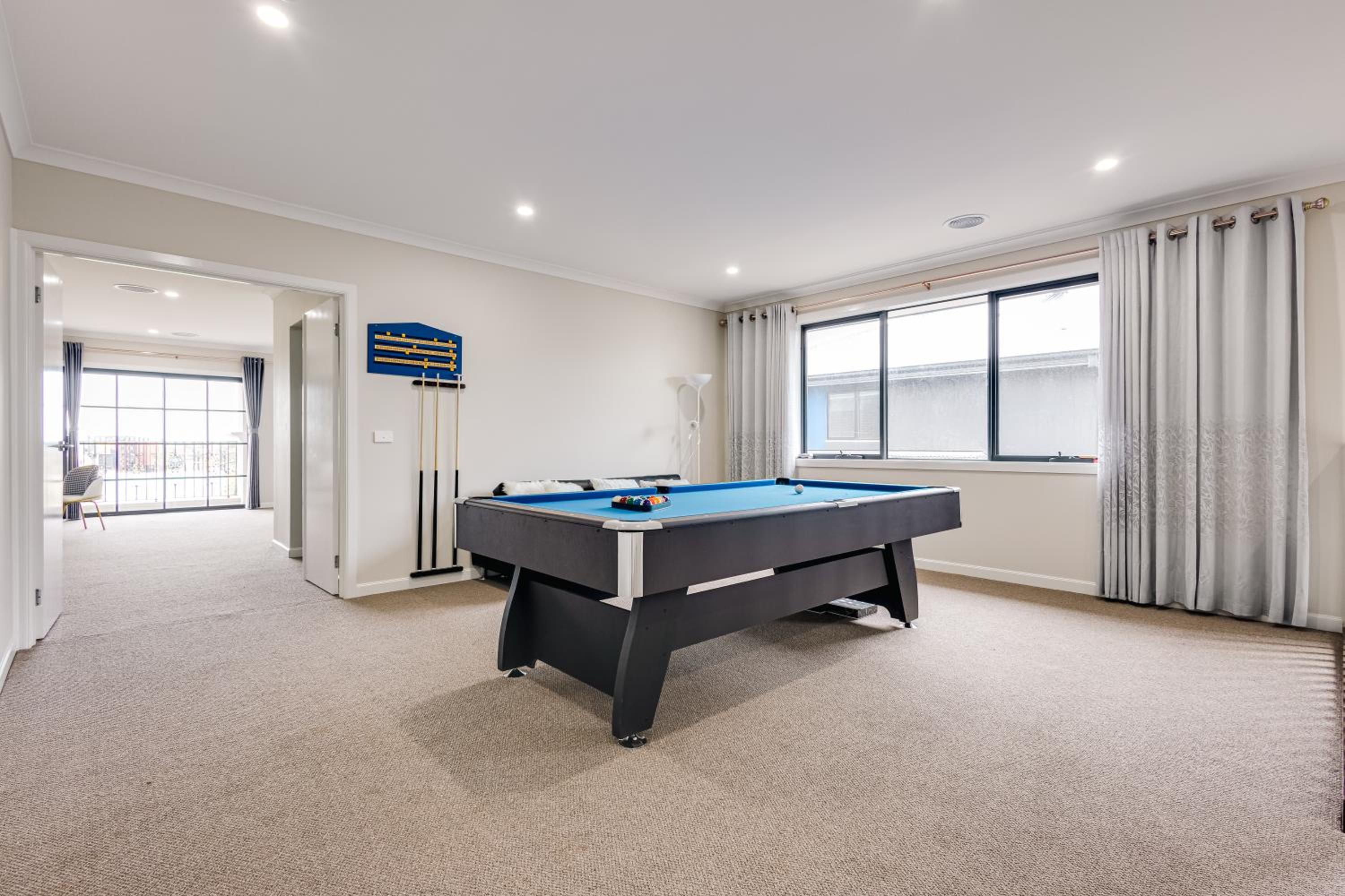 Six-Bedroom House photo 2