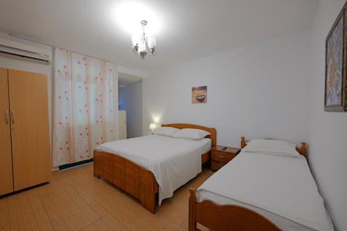 Economy Triple Room photo 2