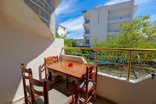 Apartment with Balcony photo 2