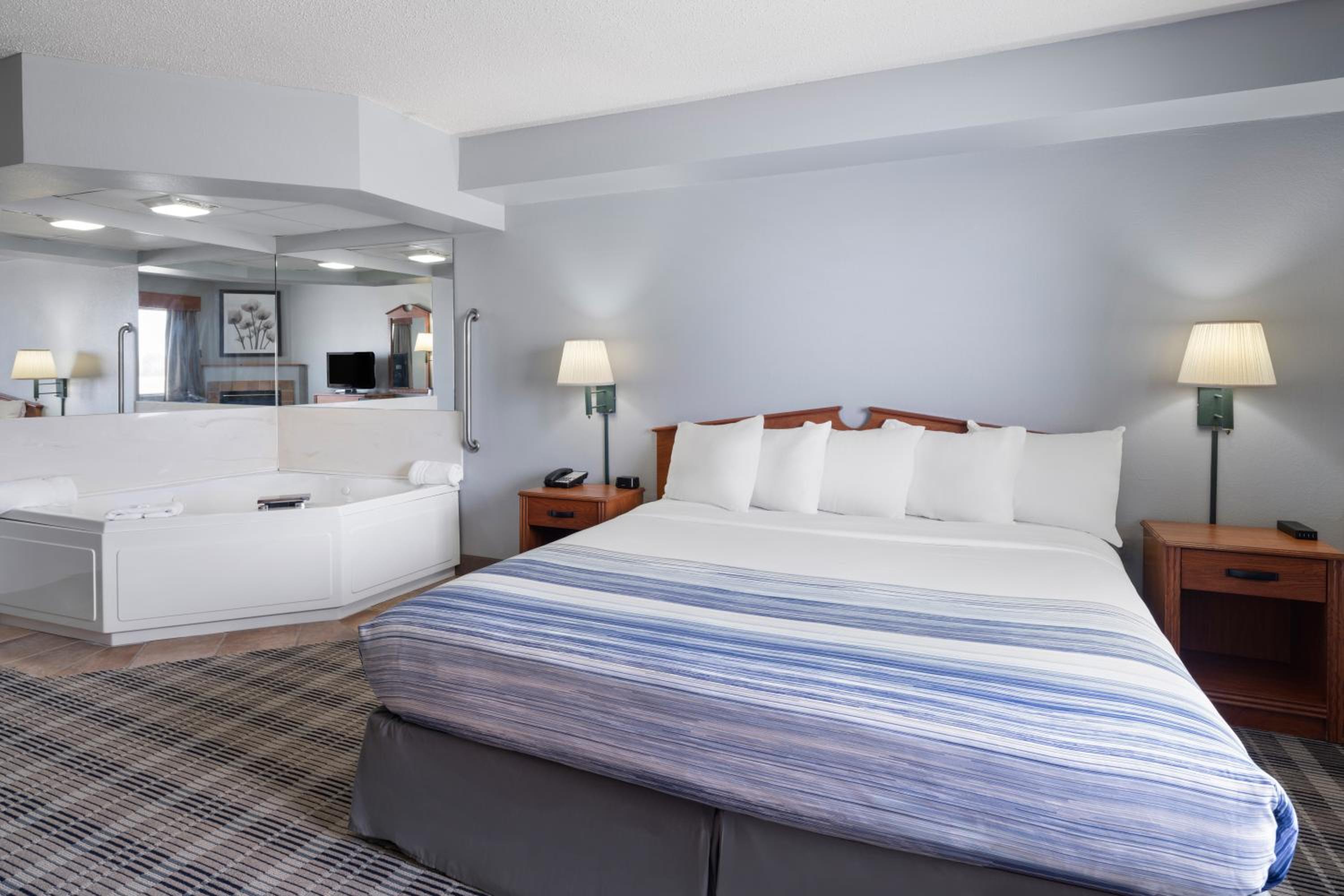 King Suite with Jetted Tub and Fireplace - Non-Smoking photo 1