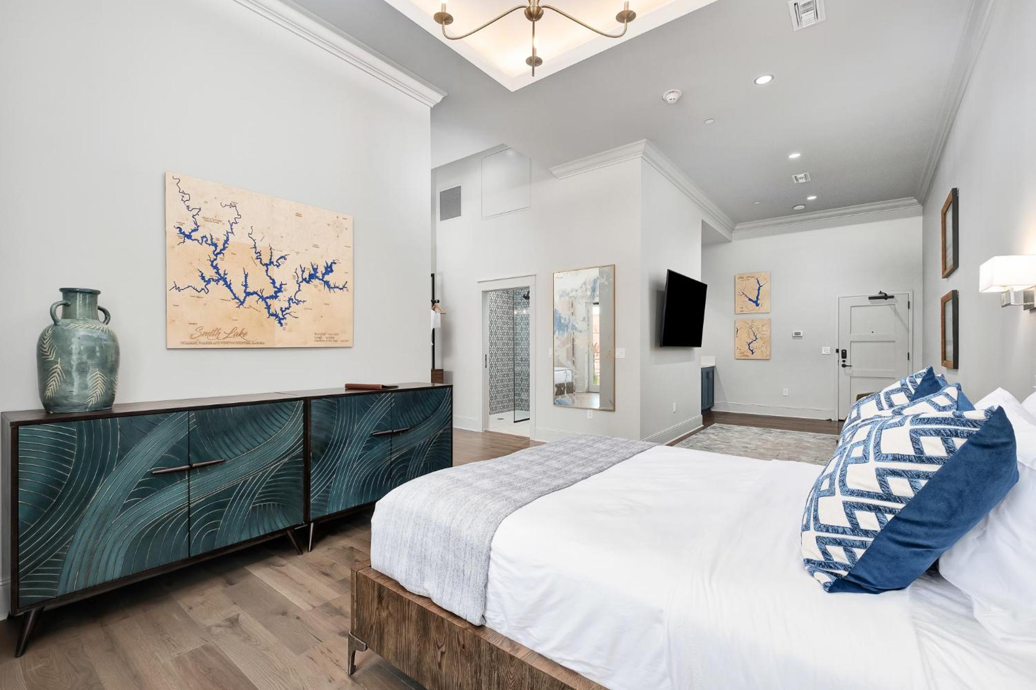 Deluxe Queen Suite