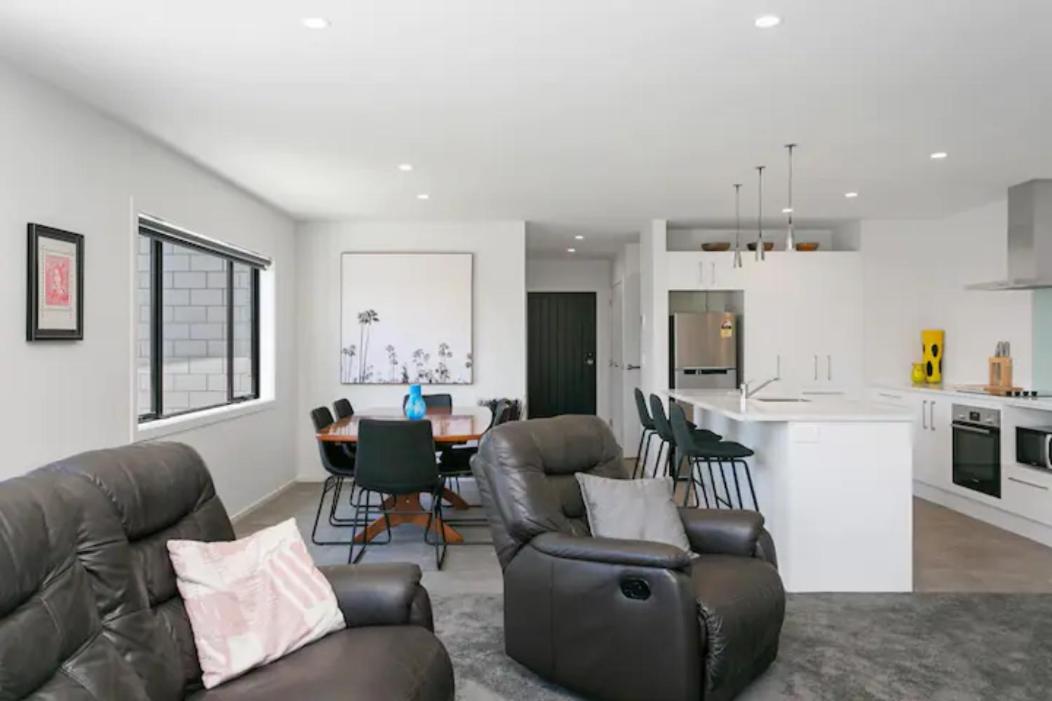 Three-Bedroom House photo 3