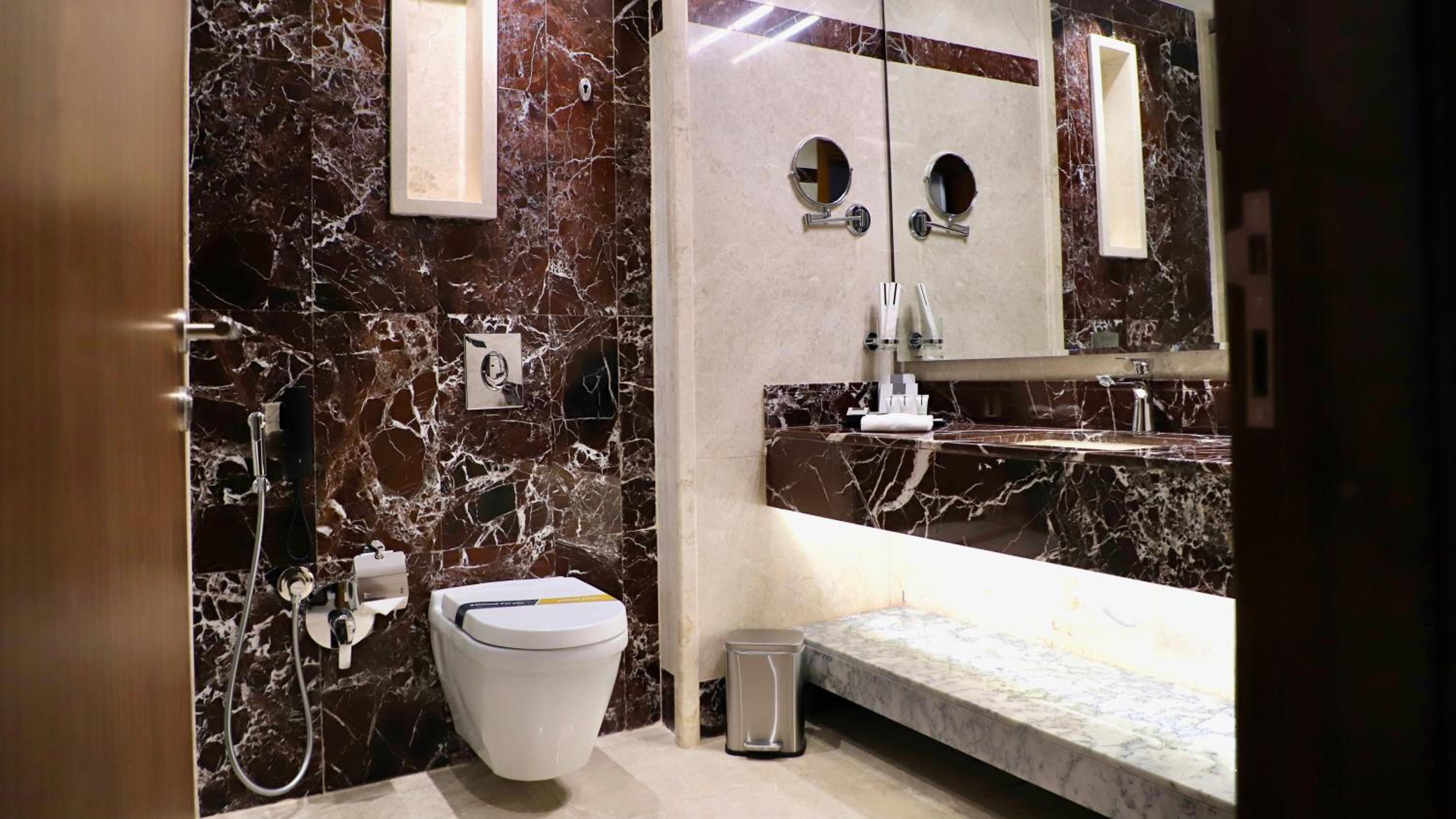 Executive Suite - Photo 10