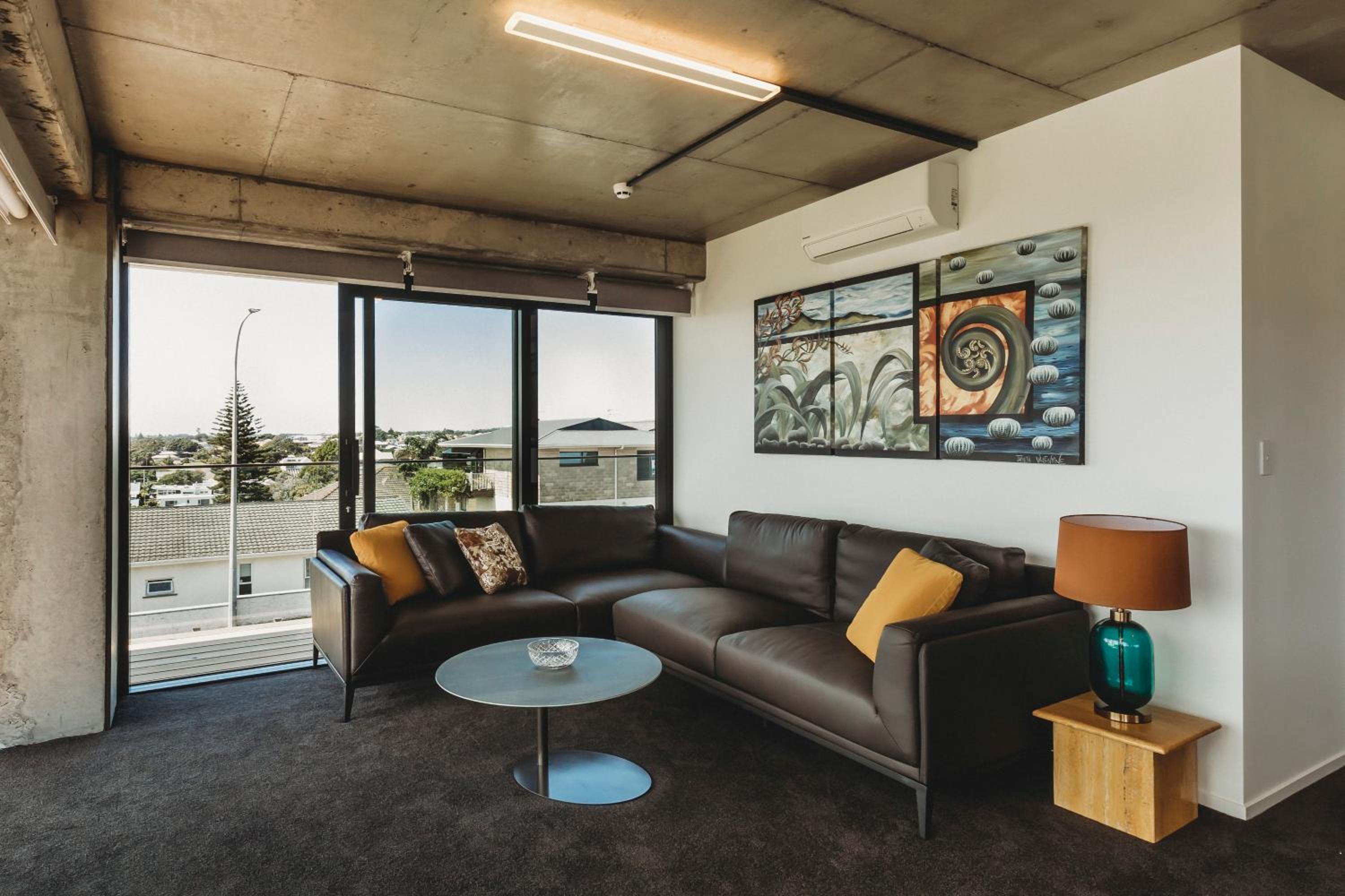 Three-Bedroom Apartment with Balcony photo 3