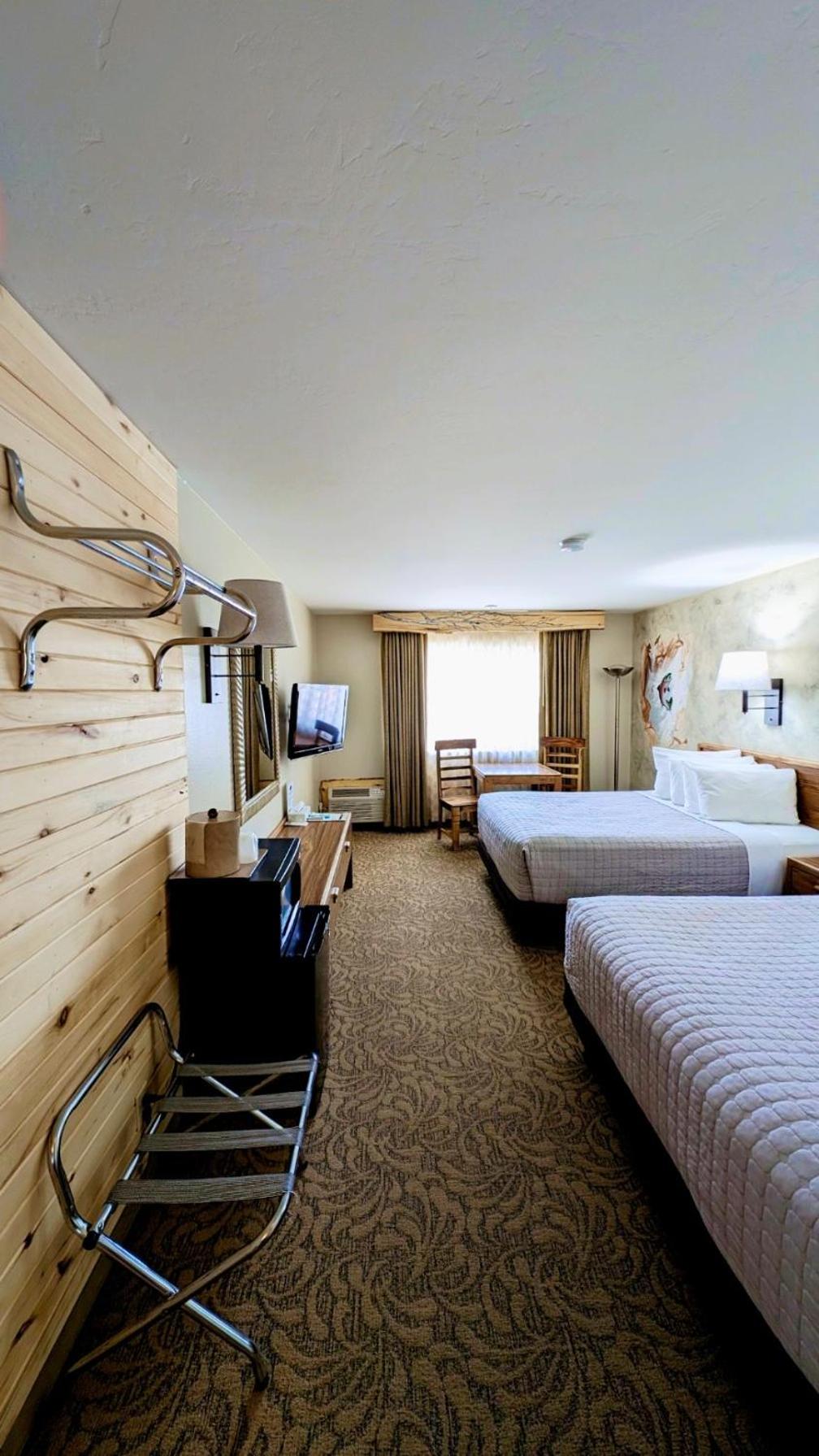 Queen Room with Two Queen Beds with Mountain View