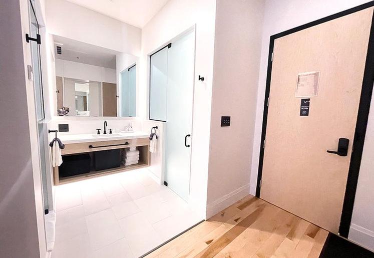 Cribs on Main, Billede 3
