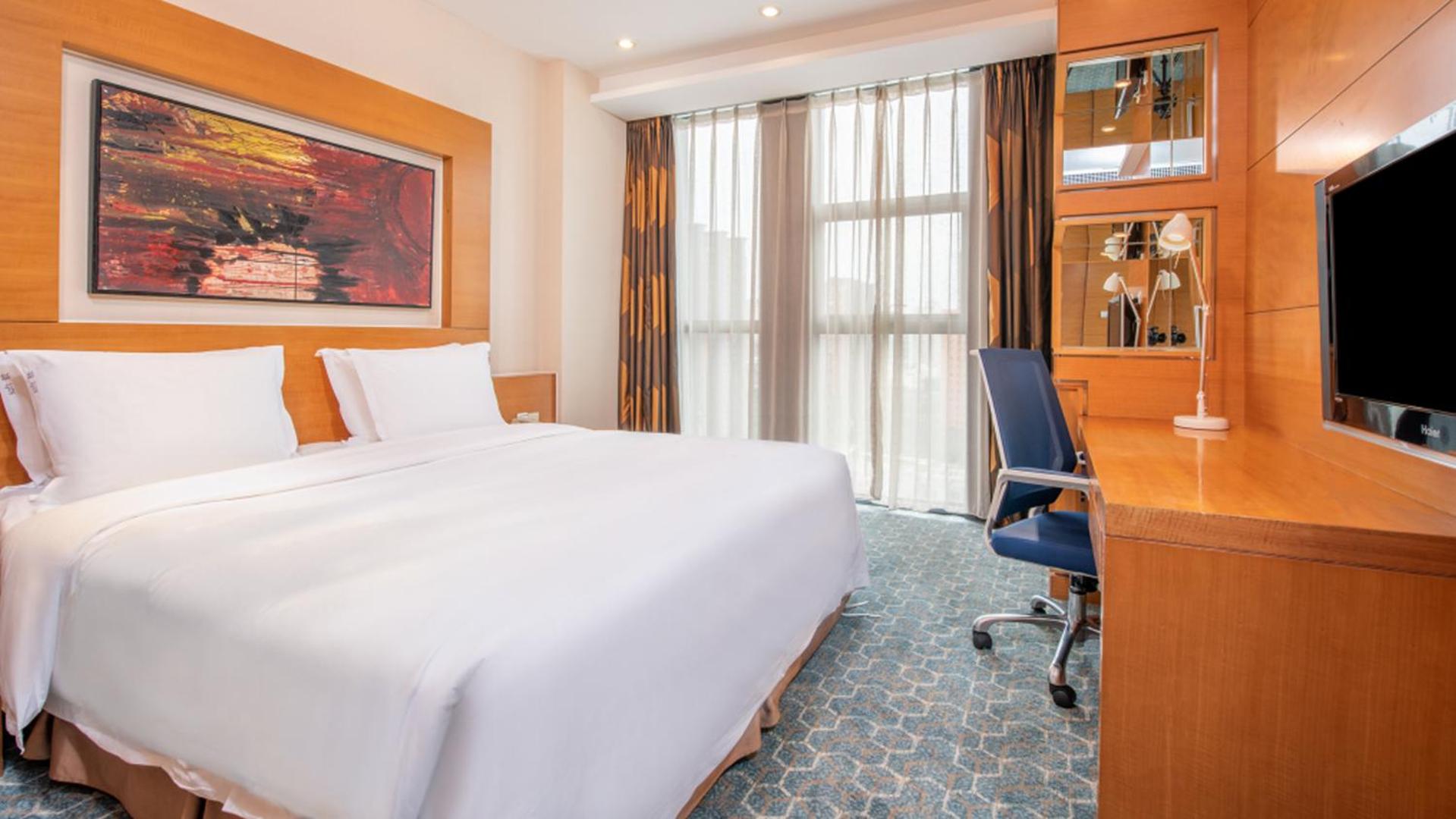 Standard King Room - Accessible - Photo 2