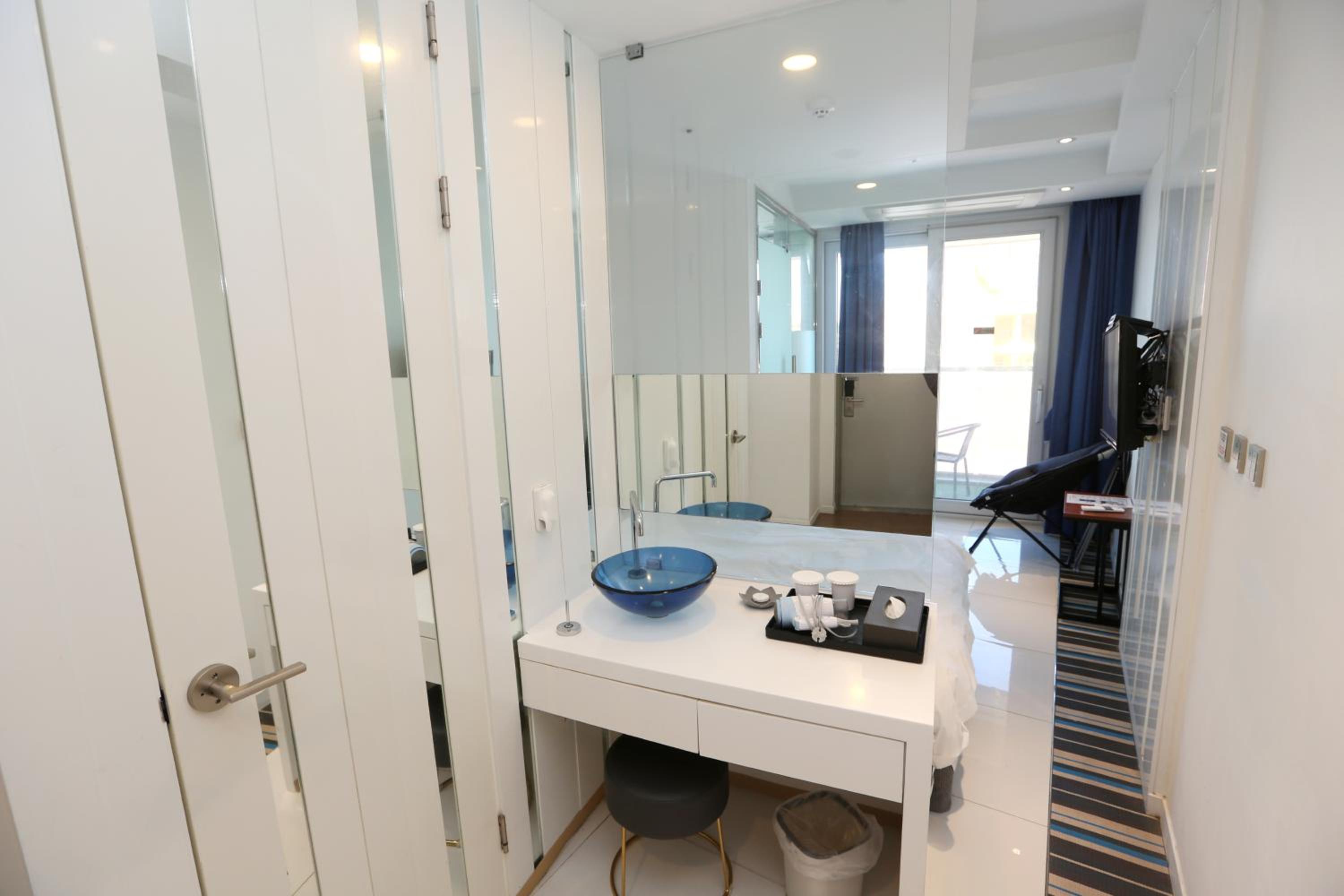 Double Room with Corner side (Including a cup of Americano) - Photo 9
