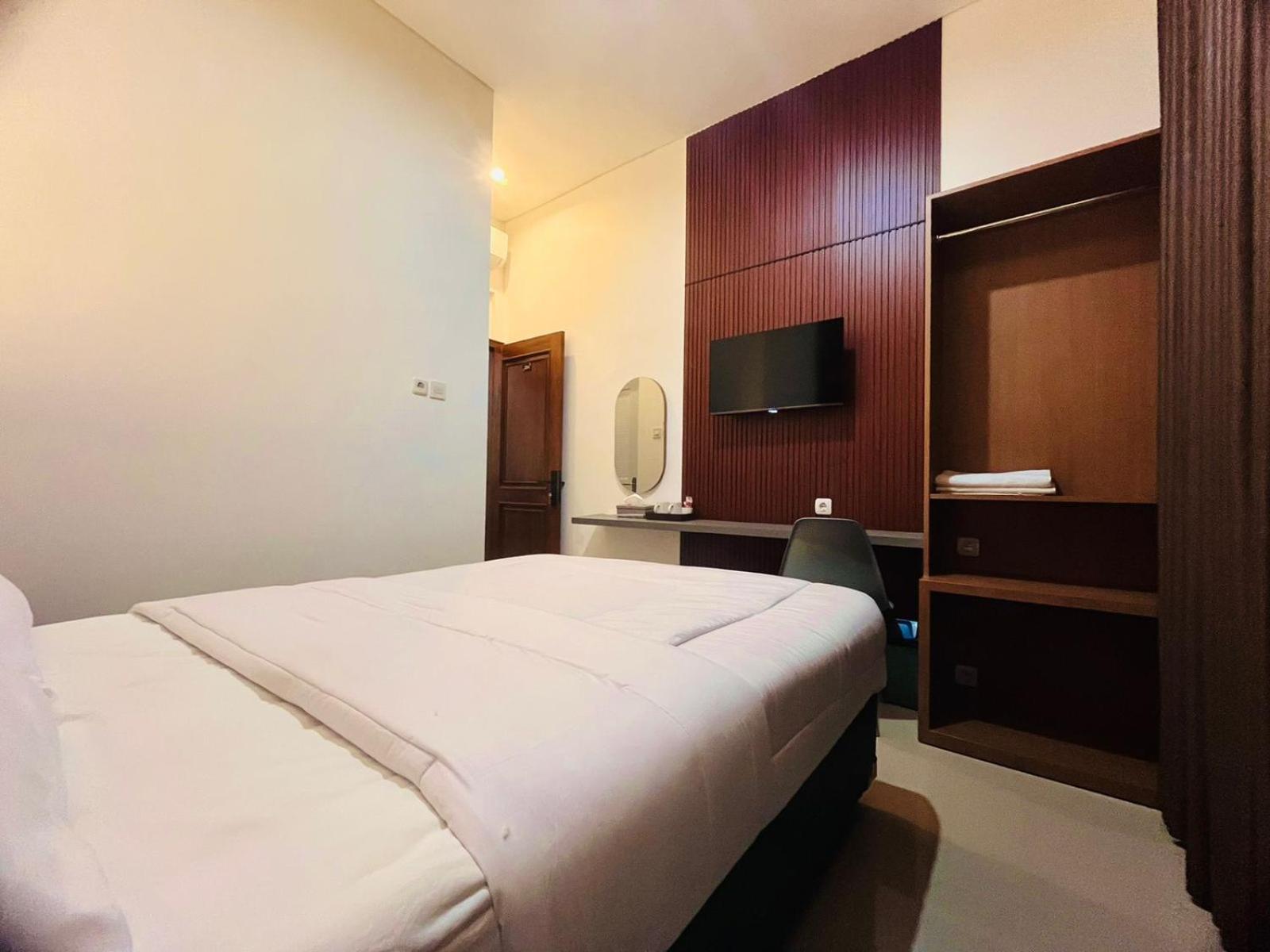 Deluxe Double Room - Photo 13
