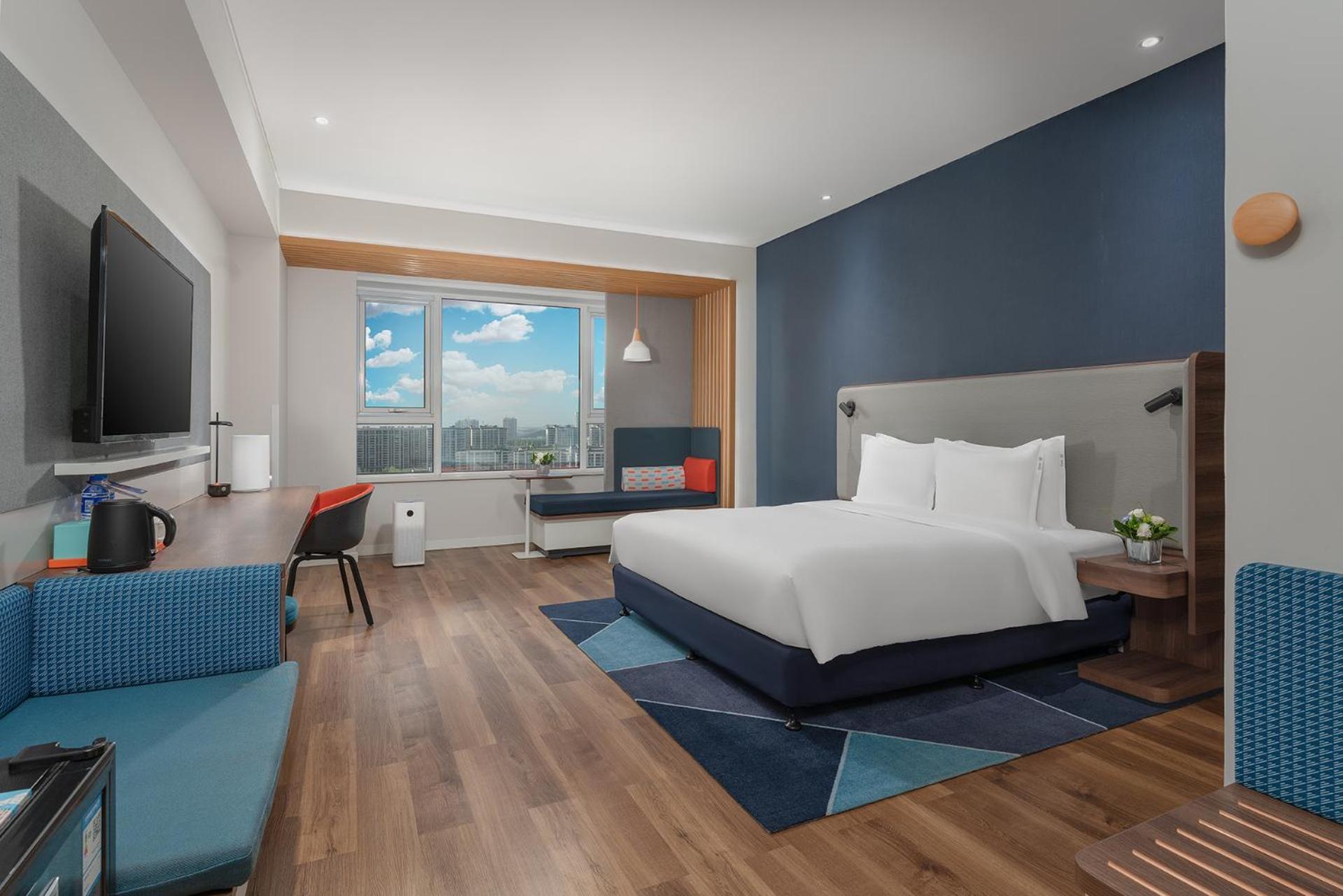 Standard Room with King Bed, Twin Beds and Mountain View - Photo 9