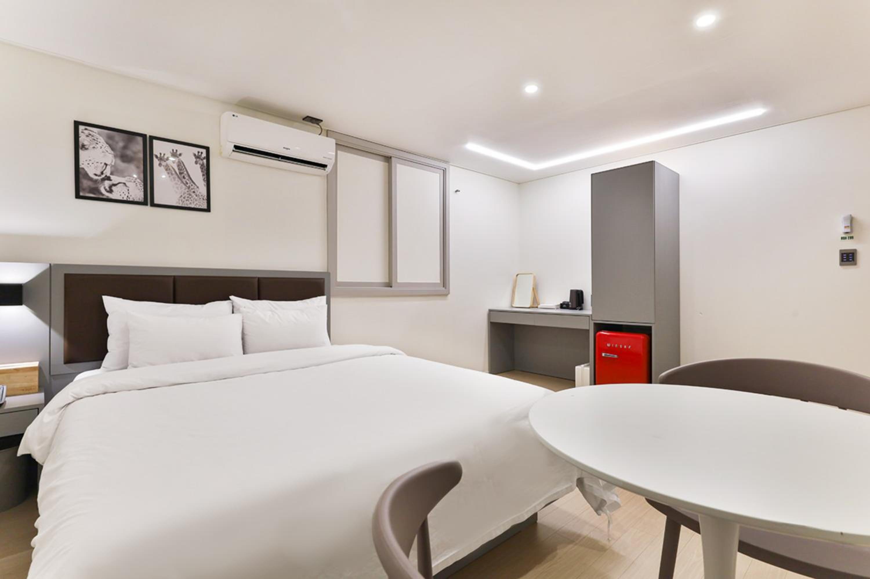 Deluxe Double Room - Photo 9