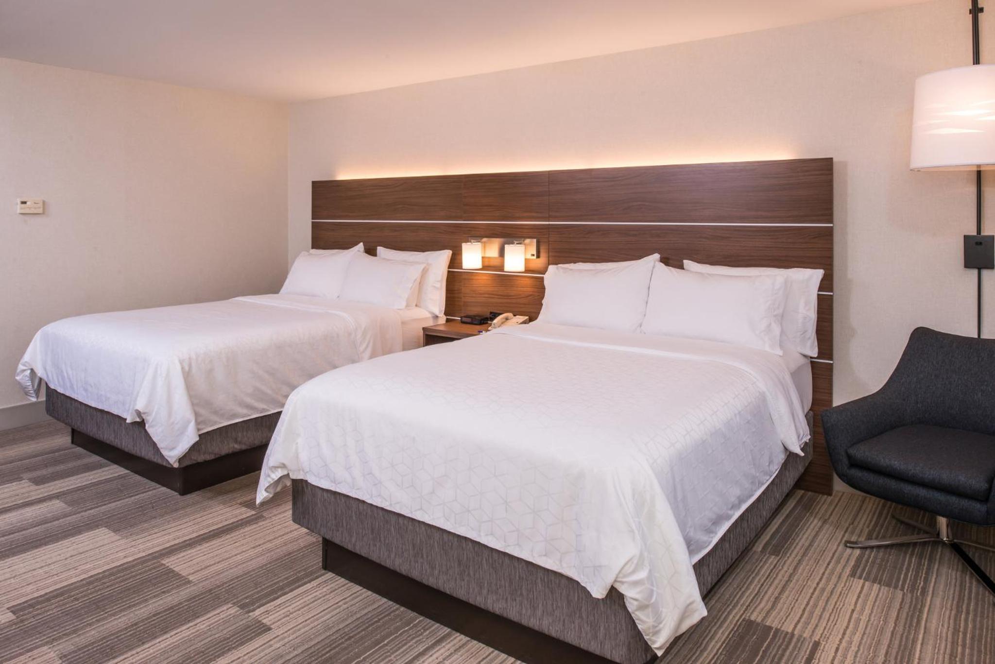 Standard Queen Room with Two Queen Beds - Photo 3