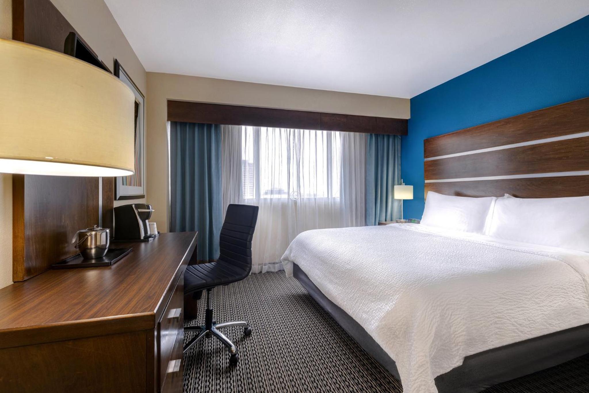 Standard King Room with Roll-In Shower - Communications Access photo 2
