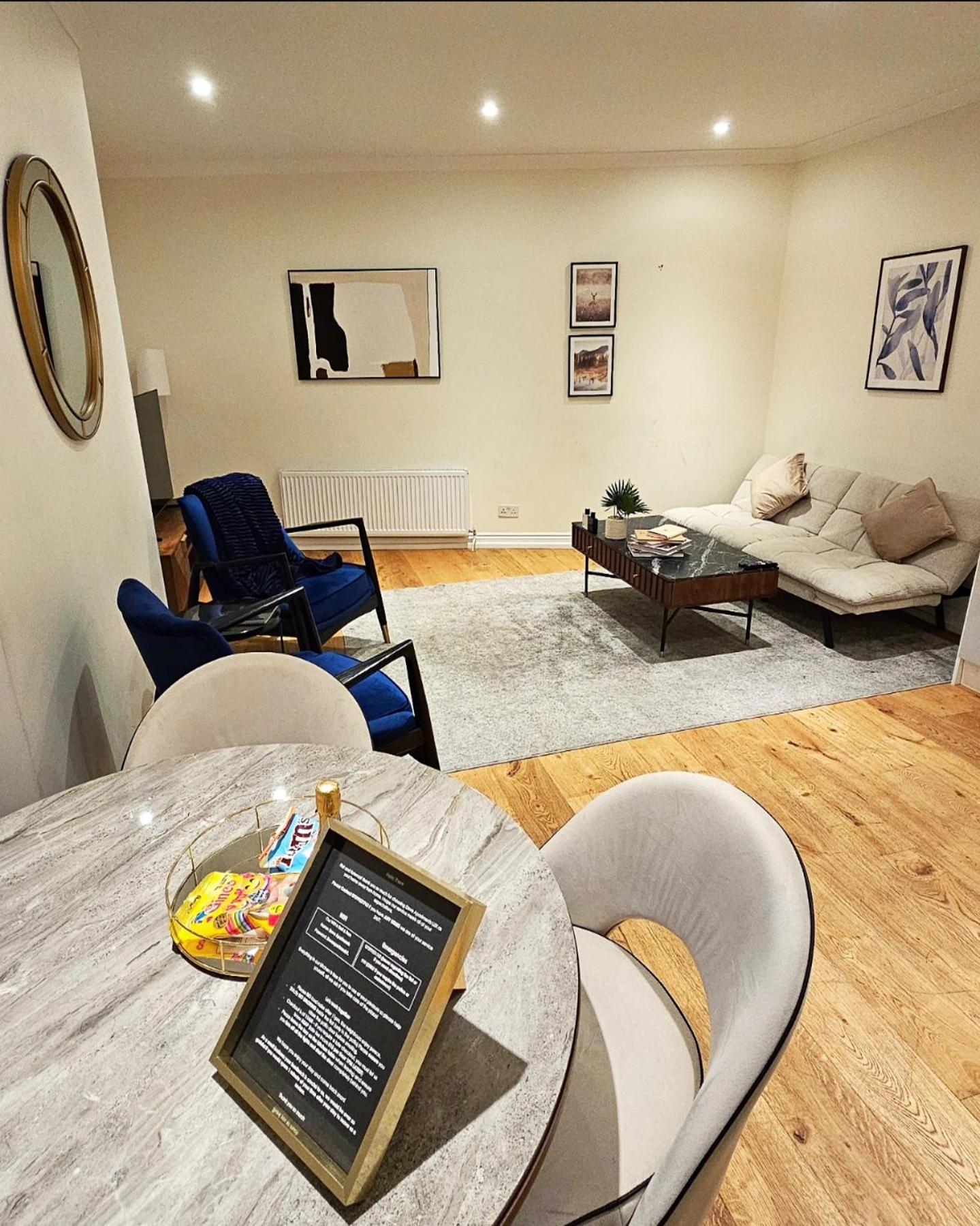 Deluxe One-Bedroom Apartment