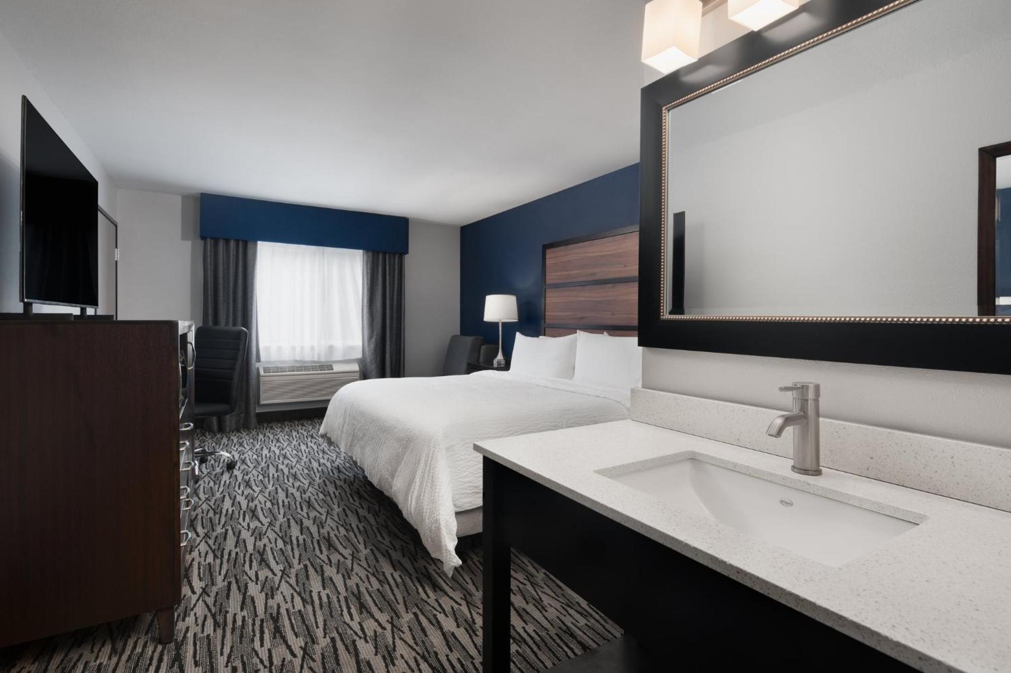 Standard King Room - Photo 6