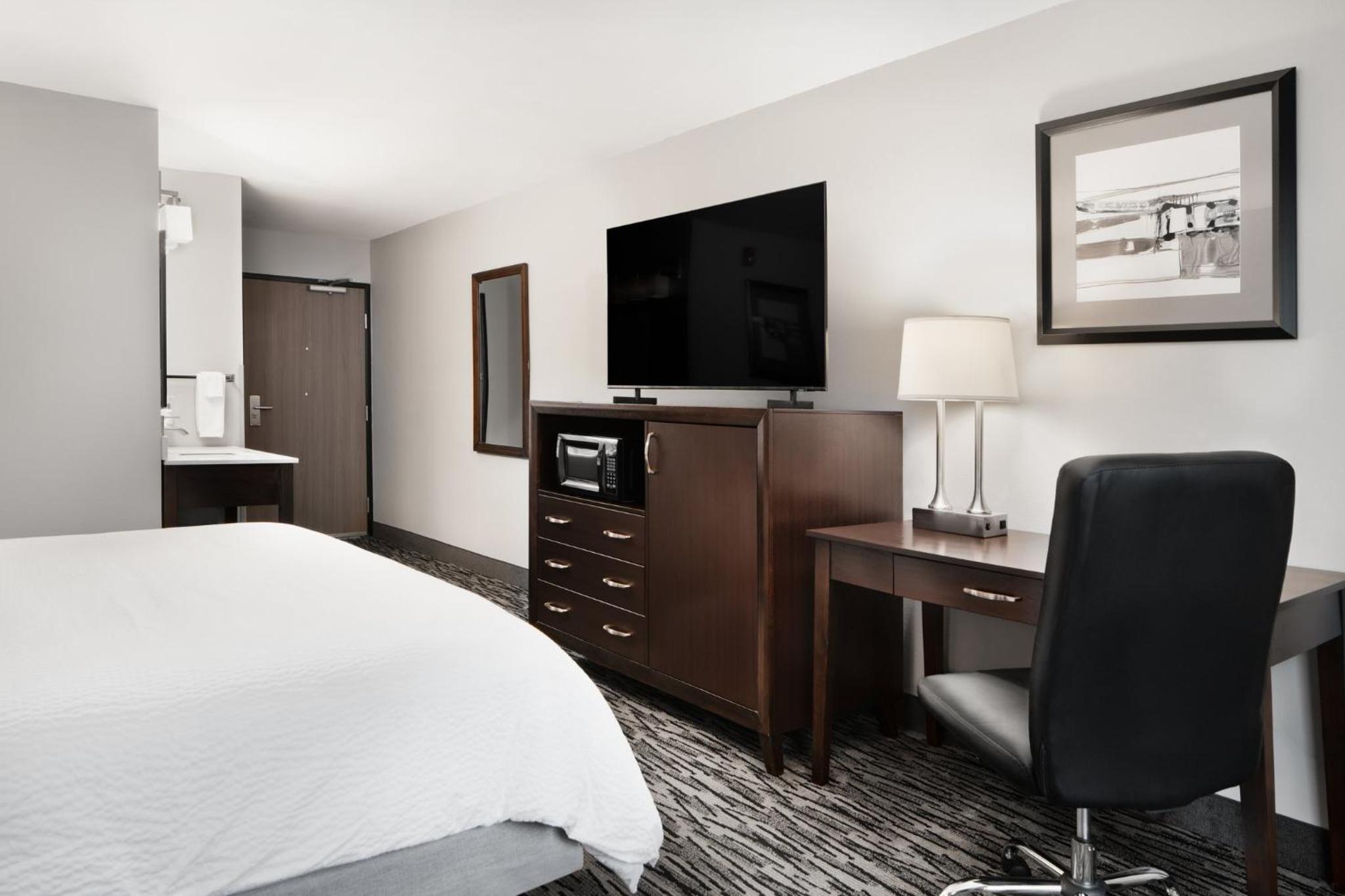 Standard King Room - Photo 7