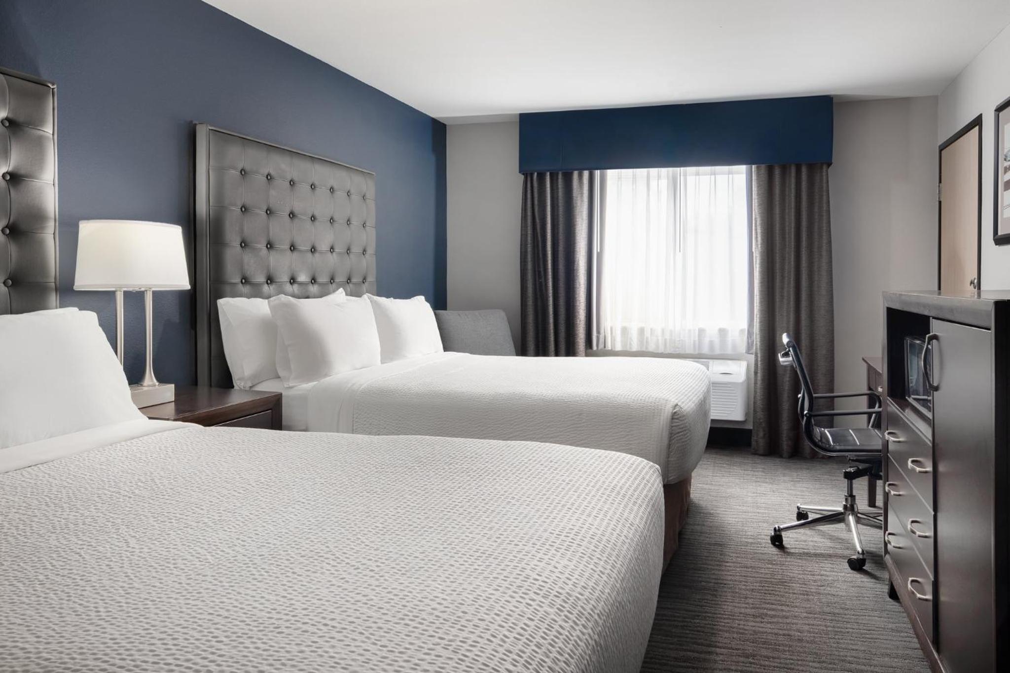 Standard Room with Two Queen Beds - Photo 5