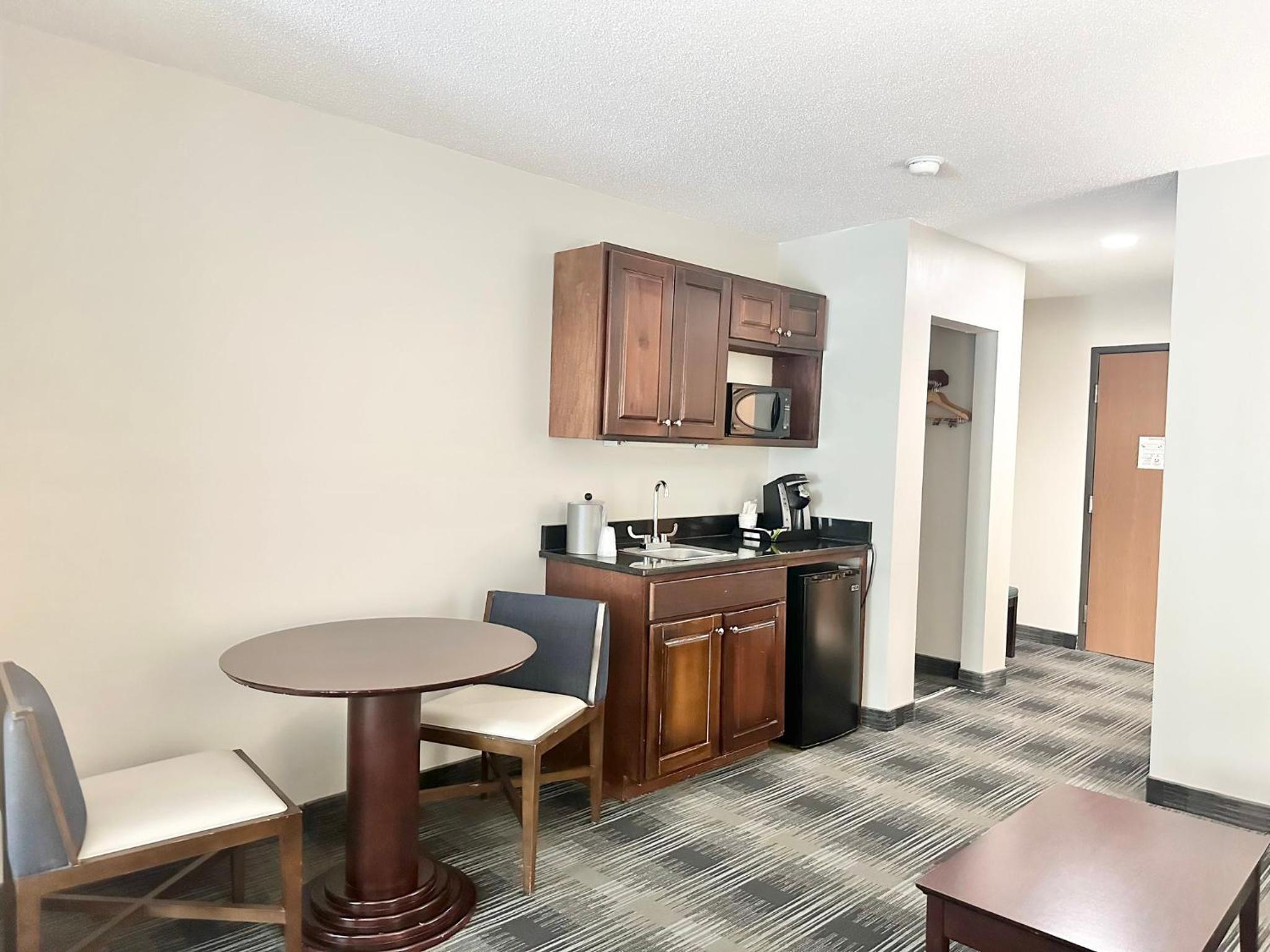Queen Suite with Two Queen Beds and Sofa Bed - Photo 2