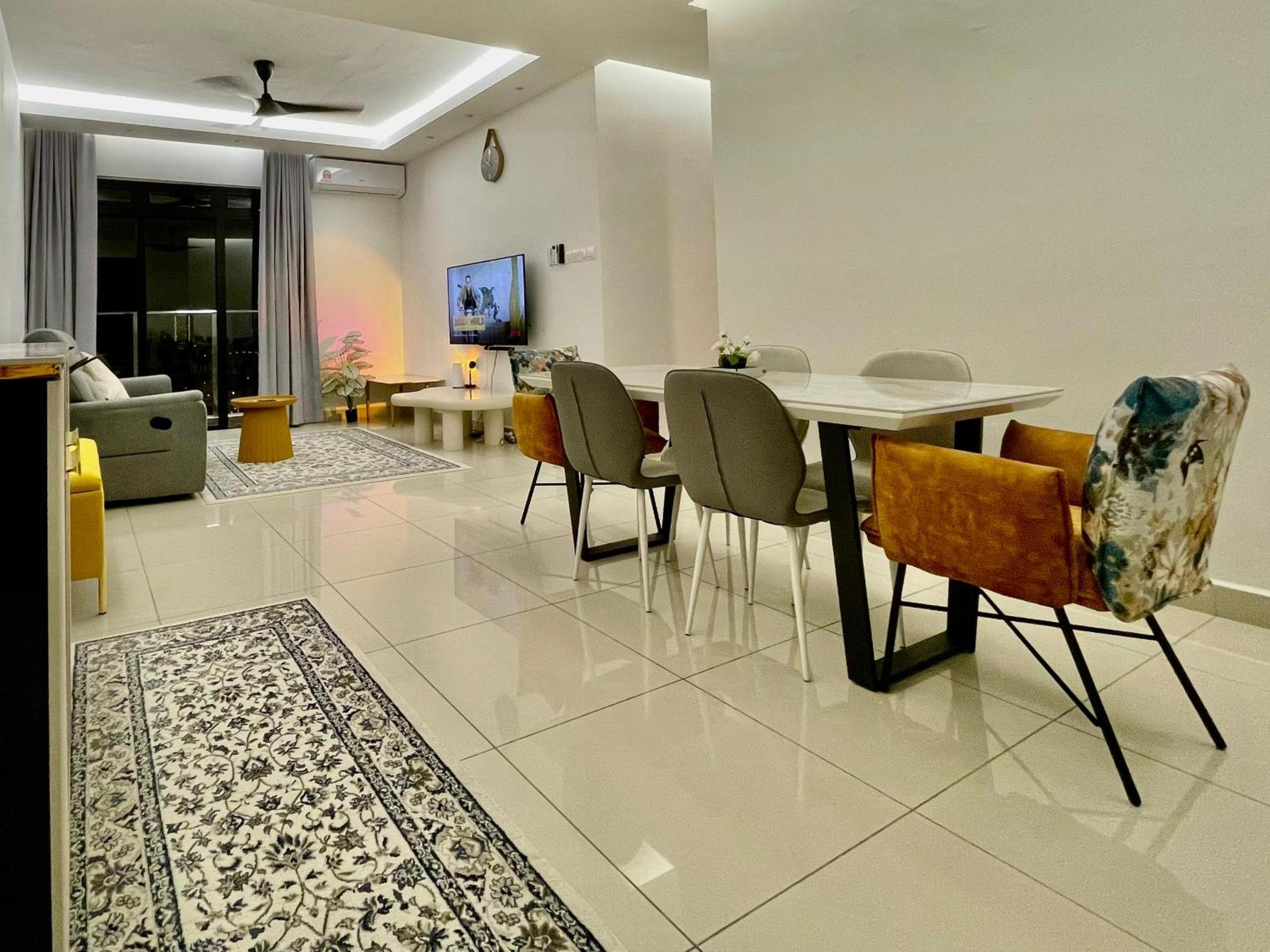 Three-Bedroom Apartment with Balcony photo 2